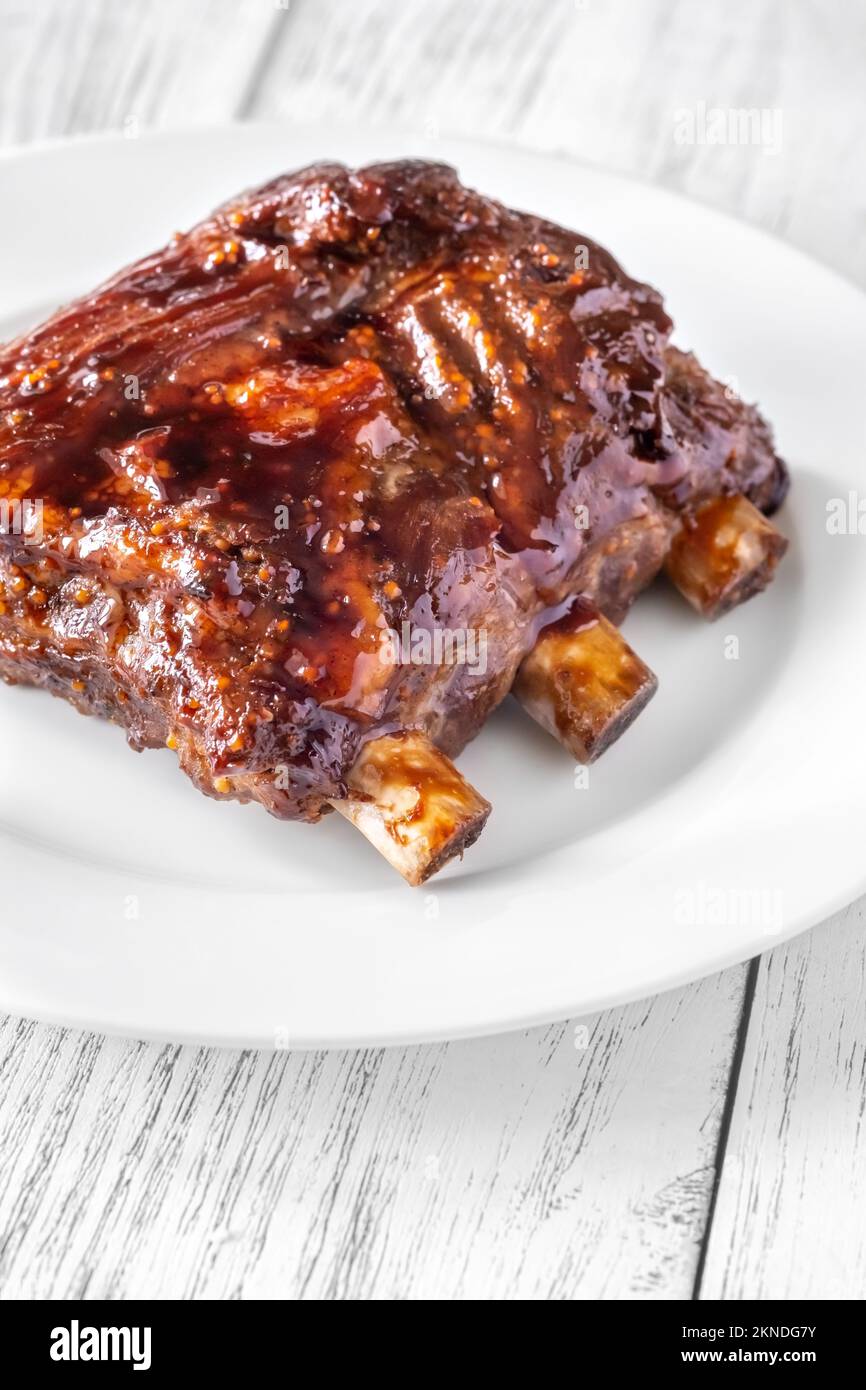 Grillen Sie Schweineribs auf dem weißen Teller Stockfoto