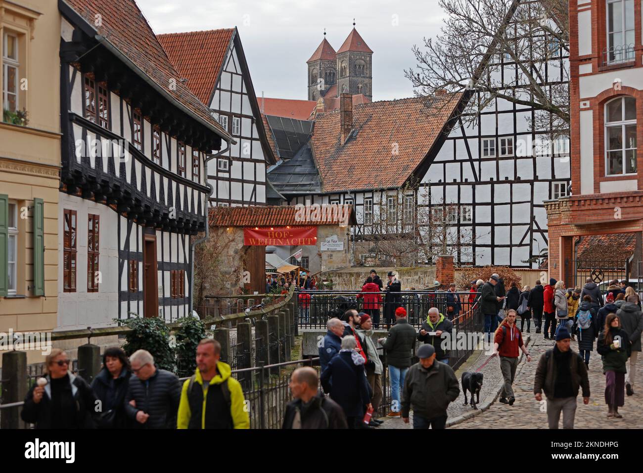 27. November 2022, Sachsen-Anhalt, Quedlinburg: Besucher machen einen Spaziergang durch die Stadt Quedlinburg. Am ersten Adventswochenende zog Quedlinburg erneut Tausende Besucher an. Jedes Jahr verwandelt sich Quedlinburg am Ende des Jahres in eine Weihnachtsstadt. Mehr als 20 historische Fachwerkhäuser öffnen dann ihre Türen und geben Besuchern einen Einblick in ihre mittelalterlichen Innenhöfe. Am ersten, zweiten und dritten Adventswochenende in Quedlinburg können Sie das Advent in den Höfen besuchen. Aber auch der Weihnachtsmarkt und der Adventskalender Stockfoto
