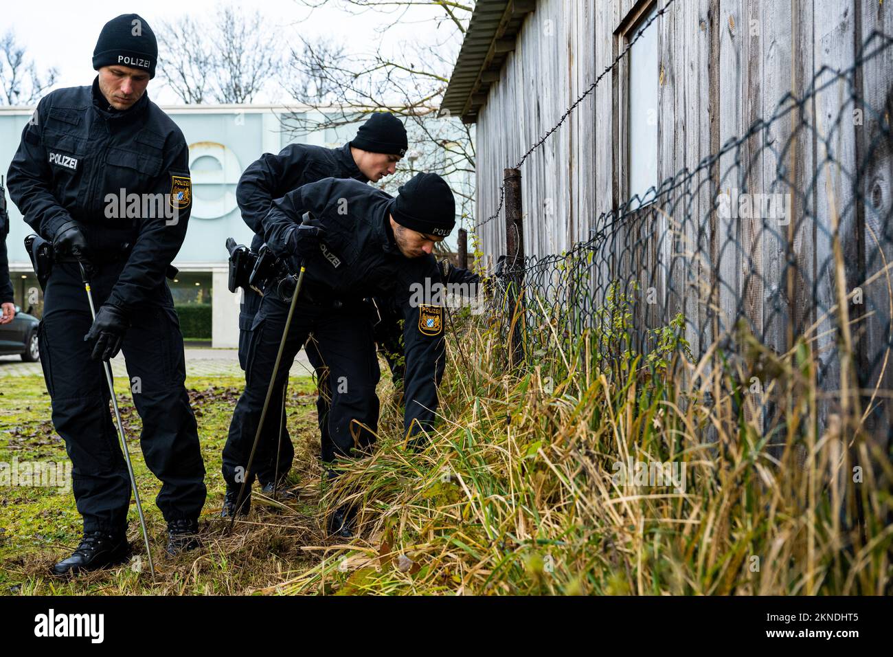 Manching, Deutschland. 25.. November 2022. Die Polizei sucht das Gebiet ab. Kredit: Lennart Preiss/dpa/Alamy Live News Stockfoto