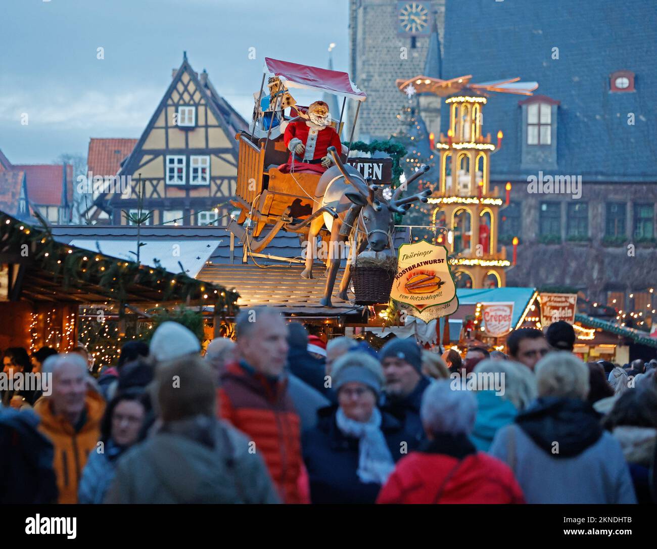 26. November 2022, Sachsen-Anhalt, Quedlinburg: Am ersten Adventswochenende zog Quedlinburg erneut Tausende Besucher an. Jedes Jahr verwandelt sich Quedlinburg am Ende des Jahres in eine Weihnachtsstadt. Mehr als 20 historische Fachwerkhäuser öffnen dann ihre Türen und geben Besuchern einen Einblick in ihre mittelalterlichen Innenhöfe. Am ersten, zweiten und dritten Adventswochenende in Quedlinburg können Sie das Advent in den Höfen besuchen. Aber auch der Weihnachtsmarkt und der Adventskalender sind einen Besuch wert. Die Höfe sind offen in Sa Stockfoto