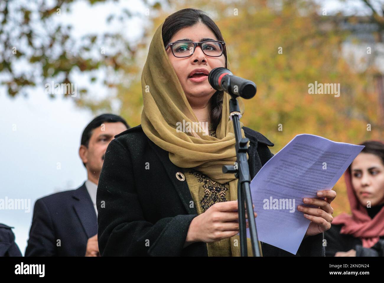 London, Großbritannien. 27.. November 2022. Malala Yousafzai, Friedensnobelpreisträgerin, Menschenrechtsaktivistin und Frauenbildungsprofechterin, spricht auf der Veranstaltung und steht dann solidarisch mit anderen Teilnehmern. Beide Eltern sind ebenfalls anwesend. Der Marsch für Freiheit und Bildung für afghanische Frauen und Mädchen wird von Stand4NRF und März für Frauen organisiert. Es geht vom Hyde Park zur Downing Street, wo mehrere Redner auf die Bühne gehen, um für die Rechte und Freiheiten der afghanischen Frauen zu sprechen. Kredit: Imageplotter/Alamy Live News Stockfoto