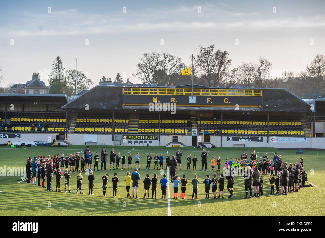 Melrose, Schottland, Großbritannien. 27.. November 2022 Melrose Rugby Club, Melrose, Schottland. Großbritannien nach der traurigen Nachricht des Todes von Doddle Weir, ehemaliger schottischer Rugbyspieler und Aktivisten für Spendenaktionen und eine Heilung für die Motor Neurone Krankheit, wurde der Tod der WHO gestern angekündigt. Die Szene in seinem örtlichen Club Melrose Rugby Club, wo Jugendliche sich am Sonntagmorgen beim Rugby-Training für einen kurzen Applaus versammelten, gefolgt von einem Zusammentreffen und Gesang von ÔDoddleÕ in einem emotionalen Moment für den Club. Kredit: phil wilkinson/Alamy Live News Stockfoto