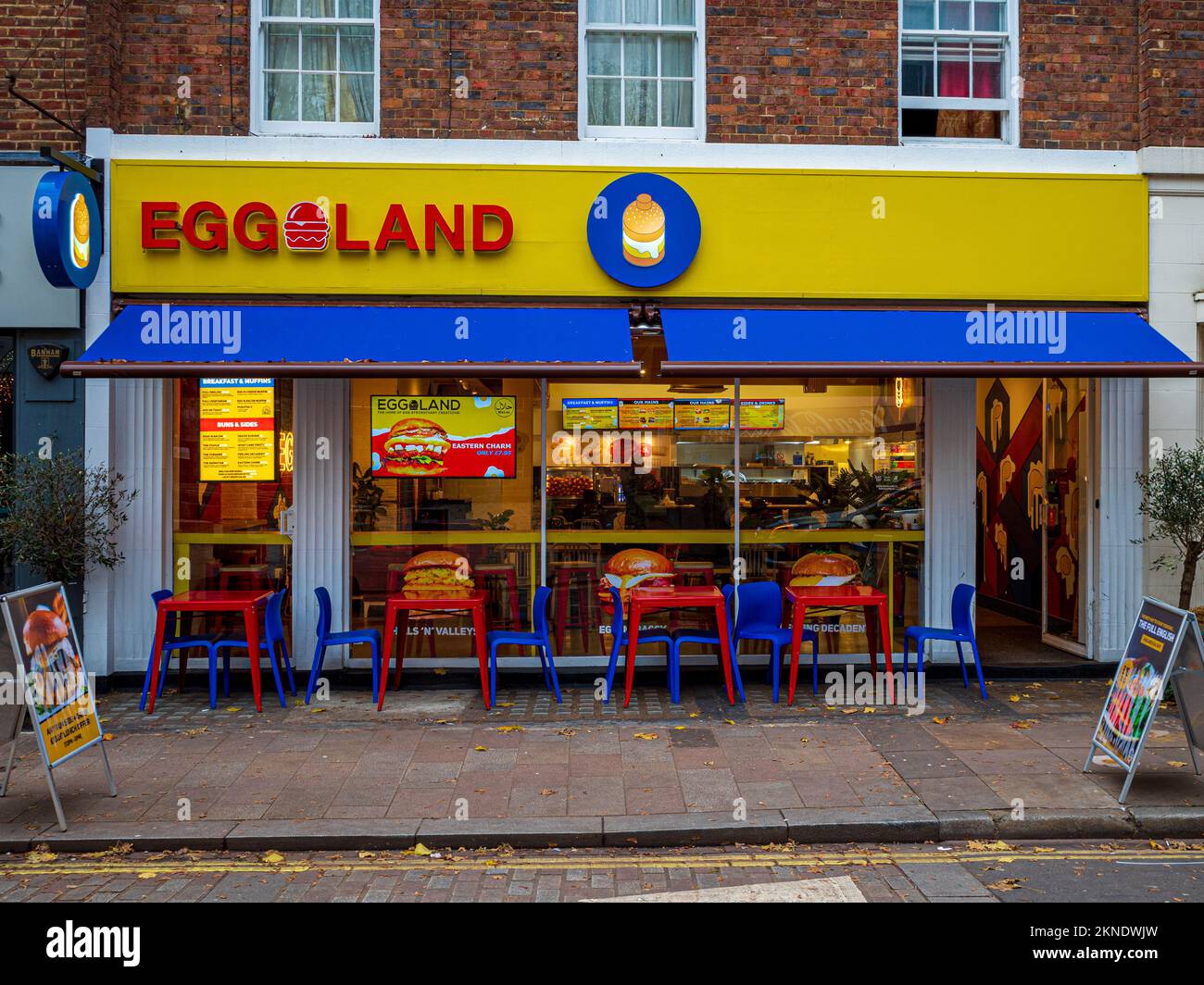 Eggland Restaurant, 5-7 Tottenham Street, London. Eggland wurde 2021 eröffnet und von einem ehemaligen afghanischen Flüchtling, Sohail Ahmed, gegründet. Stockfoto