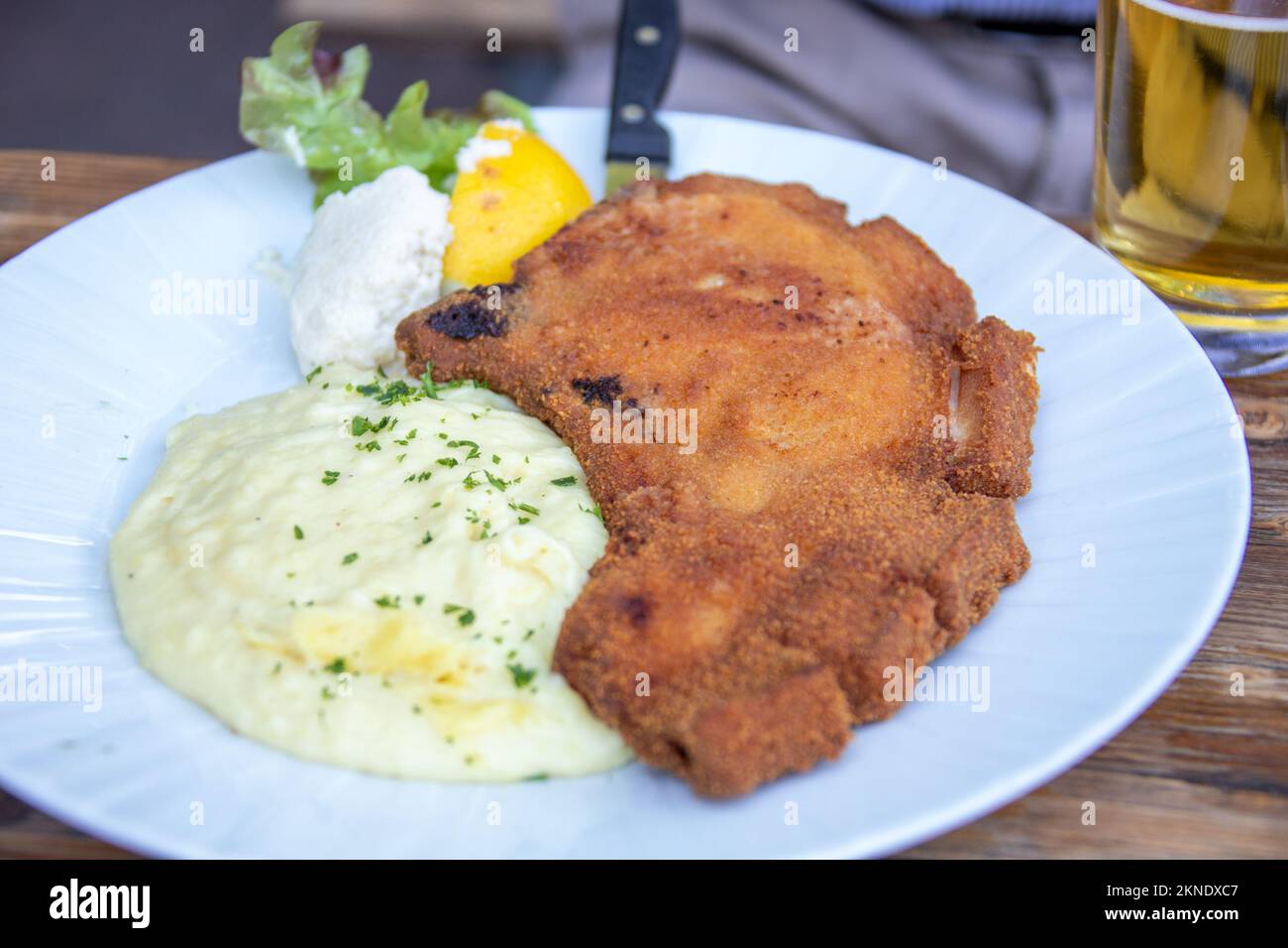 Paniertes Schweineschnitzel im Restaurant Apfelwein Solzer, Frankfurt Stockfoto