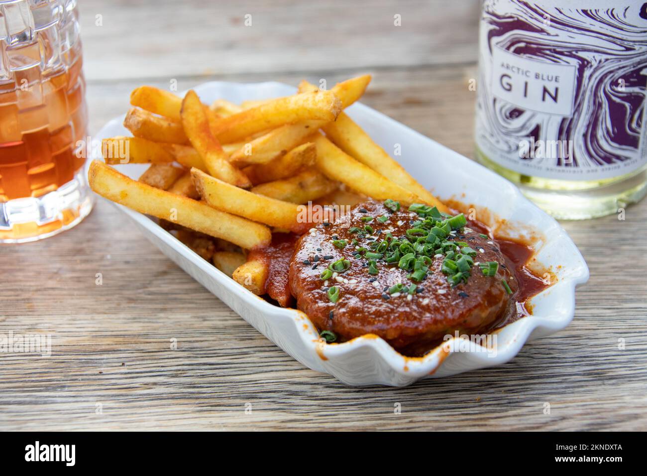 Curry Frikadelle im Restaurant Kalinski, Saarbruck, Deutschland Stockfoto