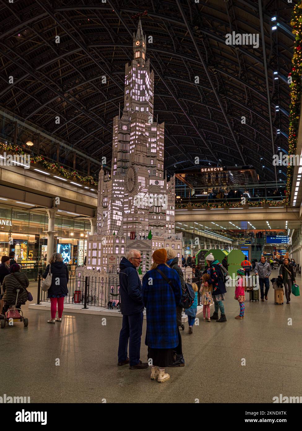 St Pancras Station Christmas Treet 2022 - der 33 m hohe Baum wurde mit dem Princes Trust entworfen und beherbergt Londoner Gebäude und Denkmäler. Stockfoto