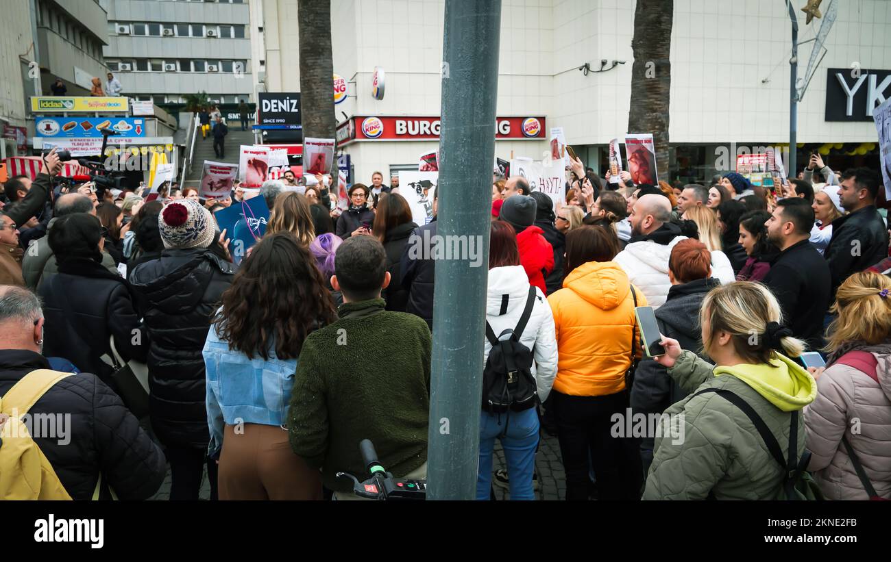 Izmir, Türkei. 27.. November 2022. Tierliebhaber und Aktivisten, die sich mit dem Aufruf der Tierrechtsföderation in Izmir versammelten, protestierten gegen die Tiermassaker in der Türkei. Am 24. November erschienen in sozialen Medien Videoaufnahmen mit einem Bild eines Offiziers in einem Tierheim der Stadt Konya, der einen Hund im Tierheim folterte und tötete. Das führte zu Reaktionen in der ganzen Türkei. Nach den Aufnahmen, die Empörung hervorriefen, wurde eine Untersuchung eingeleitet. Im Anschluss an die Ermittlungen wurden zwei Personen inhaftiert und festgenommen. Kredit: İdil Toffolo/Alamy L. Stockfoto