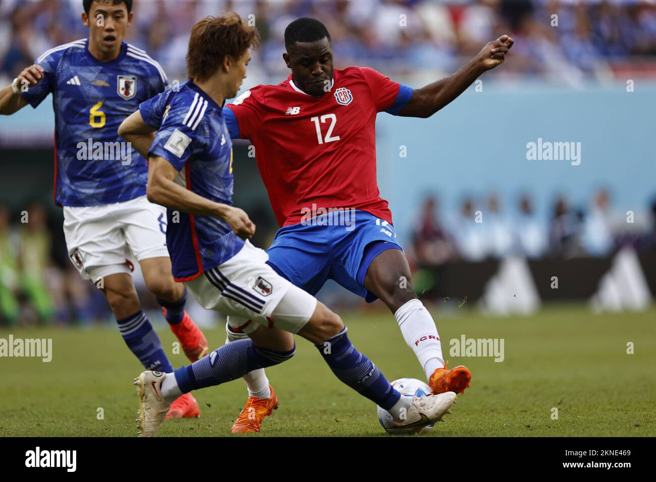 AL-RAYYAN - (l-r) Ko Itakura aus Japan, Joel Campbell aus Costa Rica während des FIFA-Weltmeisterschafts-2022 E-Spiels der Gruppe E zwischen Japan und Costa Rica am 27. November 2022 im Ahmad bin Ali Stadium in Al-Rayyan, Katar. AP | niederländische Höhe | MAURICE AUS STEIN Stockfoto