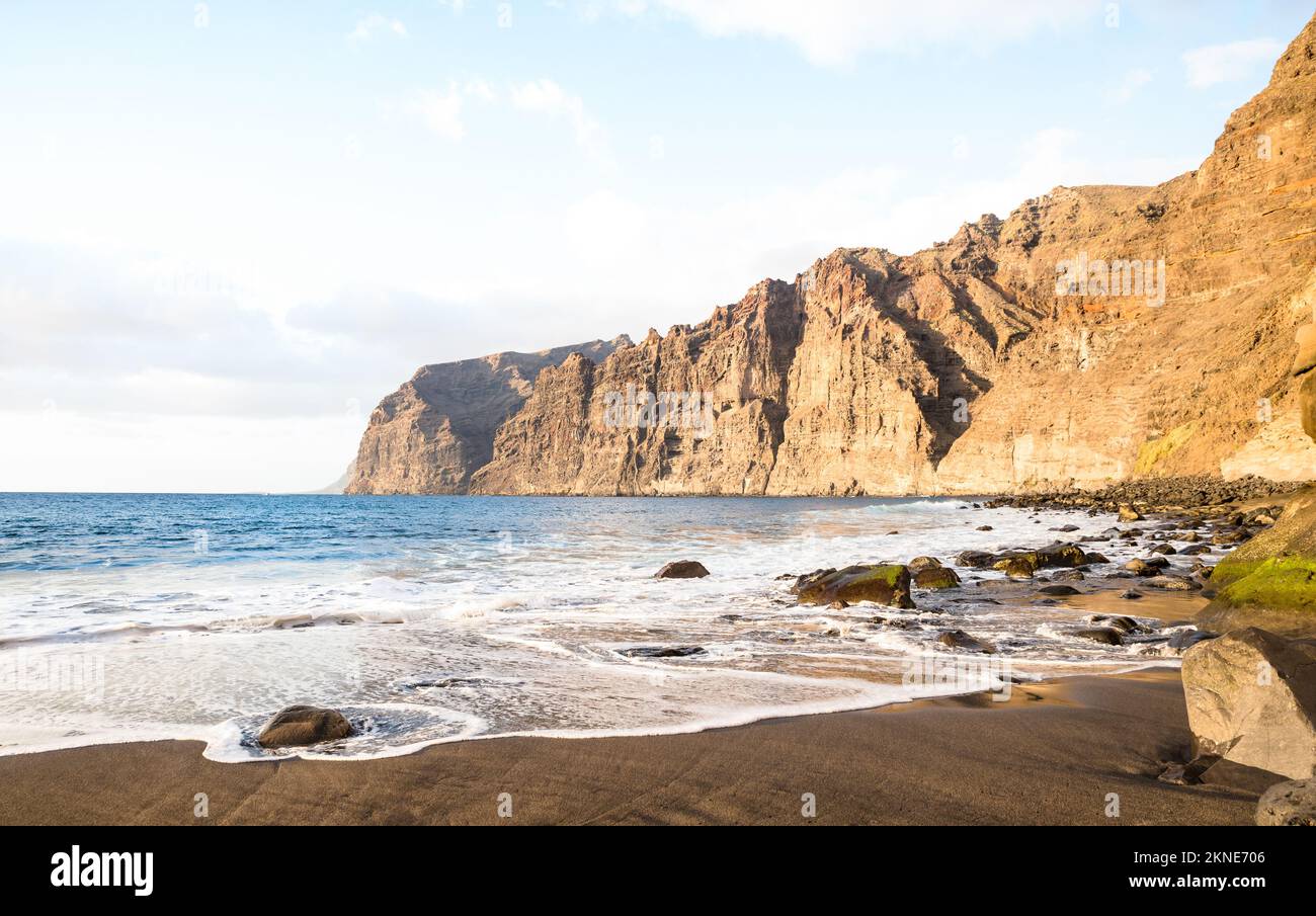 Einsamer Wüstenstrand auf Teneriffa mit Klippen von Los Gigantes im Hintergrund - Reisekonzept mit Naturwunder auf den Kanarischen Inseln Spanien - Brigh Stockfoto