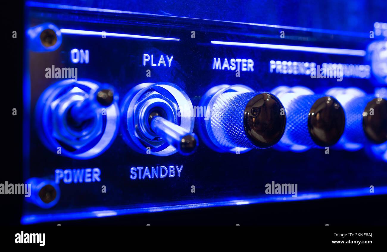 Besonders Nahaufnahme Verstärker Bedienfeld Audiopegel Knöpfe Details auf Musikgeräten Blau Neon Licht selektiver Fokus Stockfoto