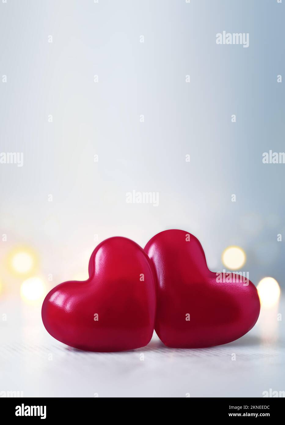 Zwei rosa Valentinstag Herz auf pastellfarbenem glittergrauem Hintergrund. Liebeskonzept, Blick von oben. Minimalistischer Hipster-Style. Stockfoto
