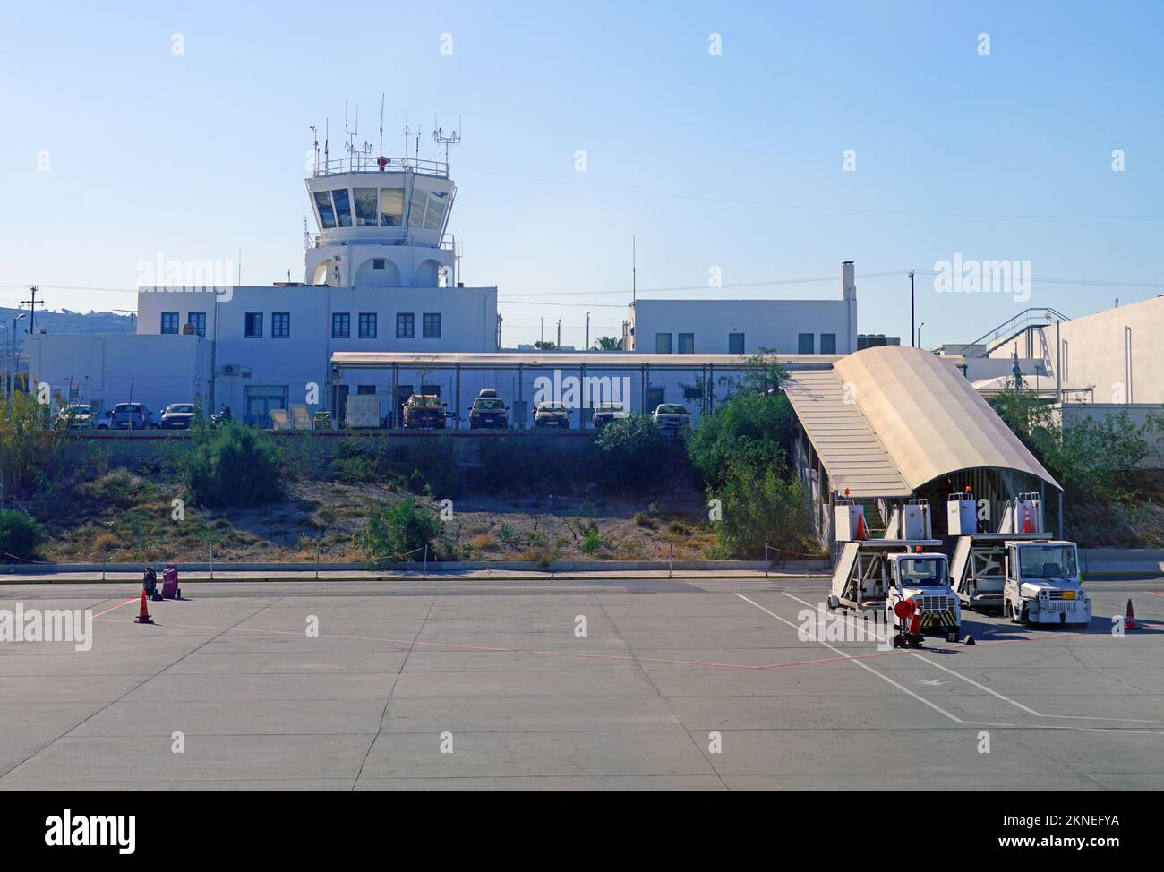 SANTORIN, GRIECHENLAND – 24. Okt 2022 – Blick auf den von Fraport betriebenen Internationalen Flughafen Santorini Thira (JTR). Stockfoto