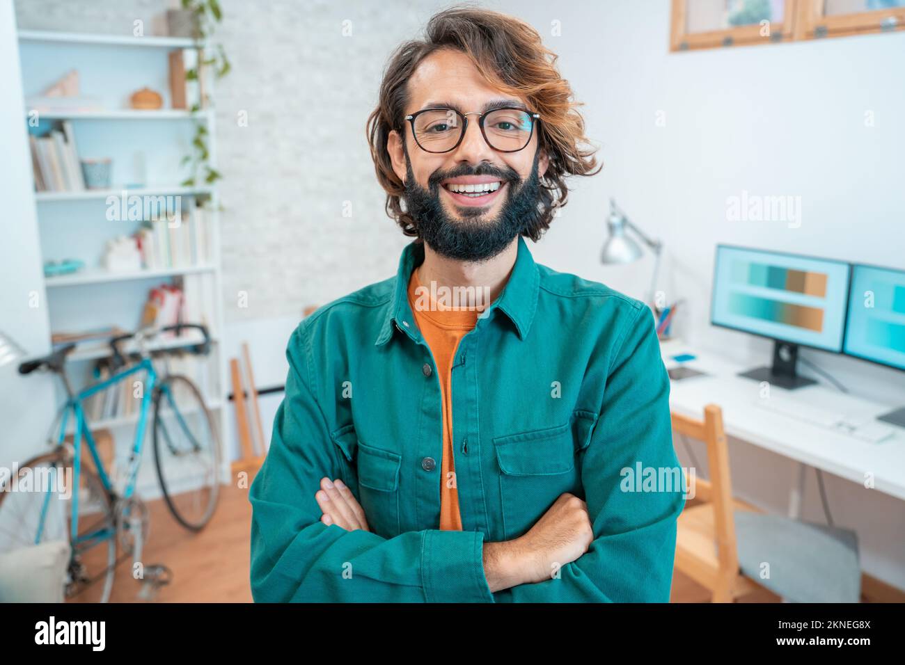 Porträt eines jungen kreativen Unternehmers, der im modernen Home Office vor der Kamera lächelt Stockfoto