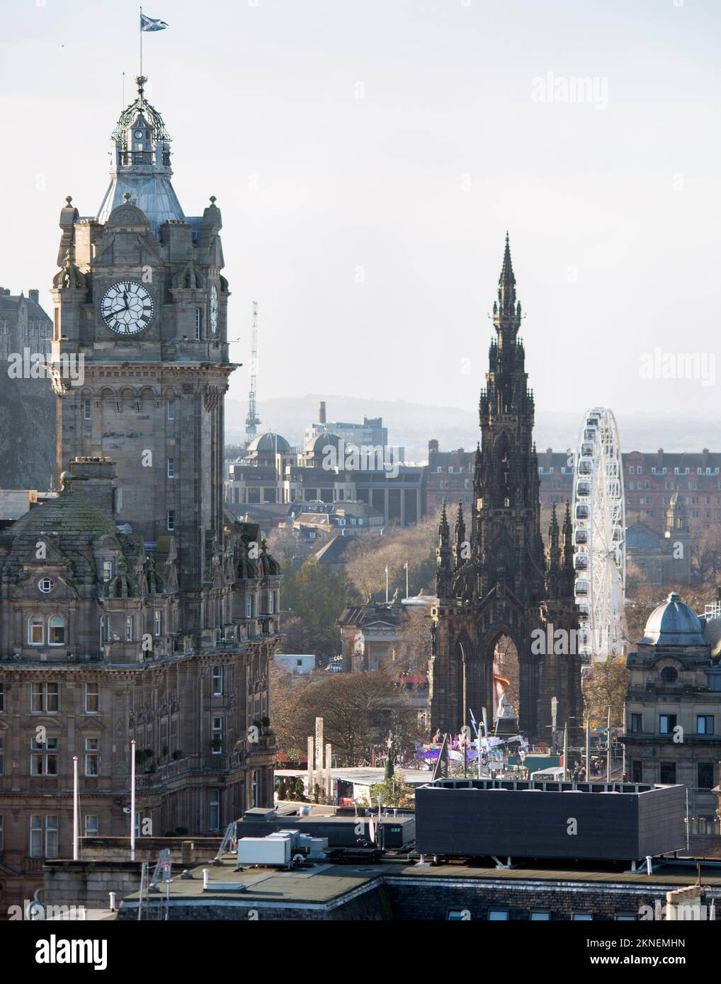 Edinburgh, Großbritannien - November 27. 2022: Big Festival Riesenrad im East Princess Street Garden Stockfoto