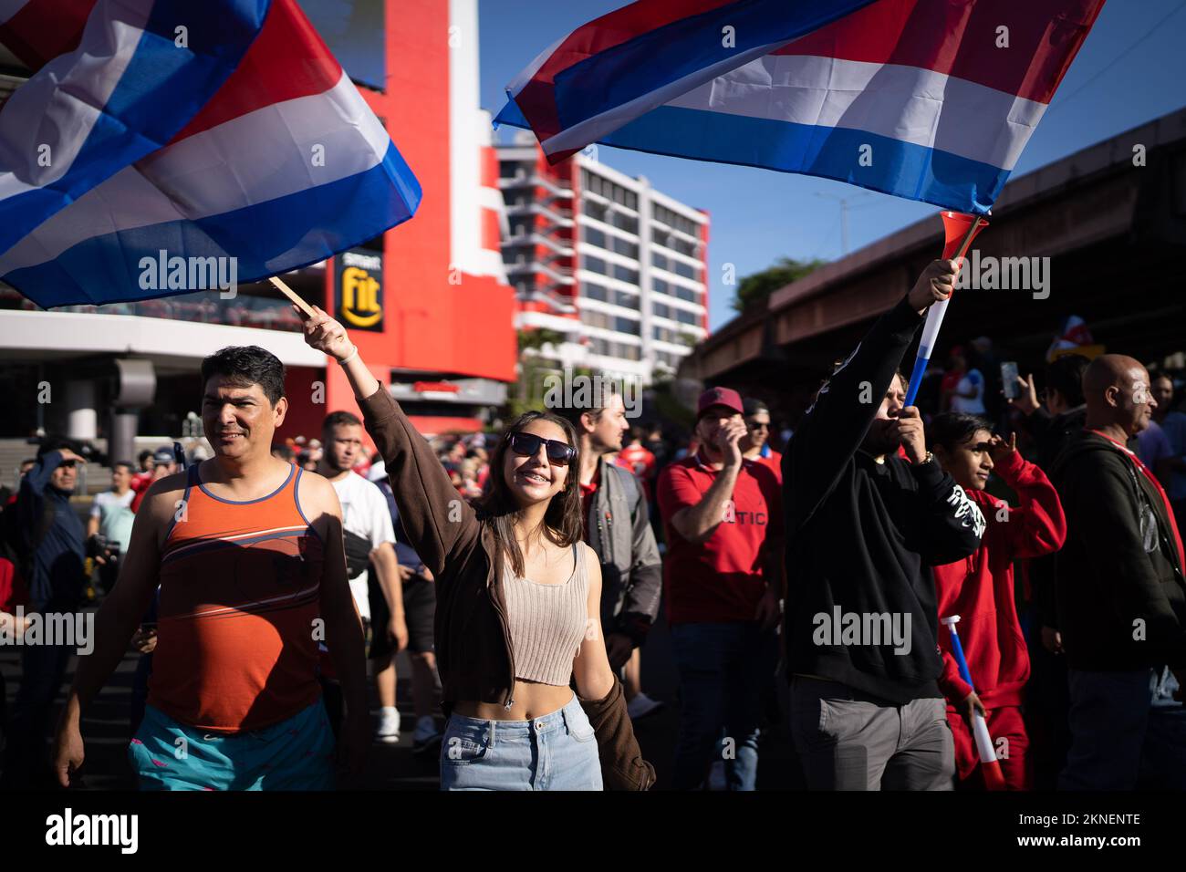 27. November 2022, Costa Rica, San José: Fußball, Weltmeisterschaft 2022 in Katar, Japan - Costa Rica, Vorrunde, Gruppe E, Spieltag 2. Fußballfans versammelten sich in der Hauptstadt Costa Ricas, San José, und wedelten mit Flaggen, um Costa Ricas Sieg über Japan bei der Weltmeisterschaft 2022 in Katar zu feiern. Foto: Carlos Herrera/dpa Stockfoto