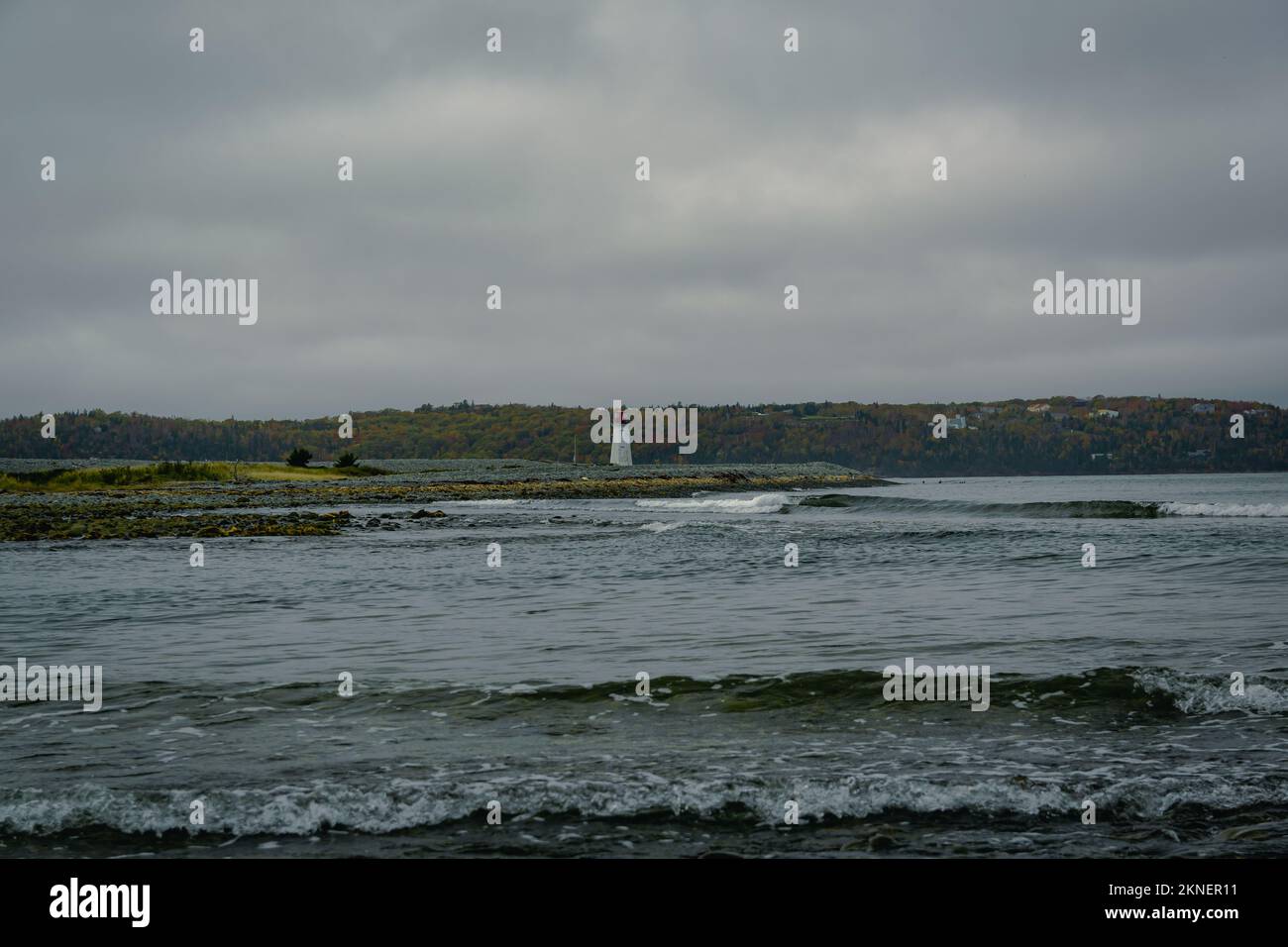 Blick auf den Maugers Beach Lighthouse vom Strand auf McNabs Island halifax Nova scotia canada Stockfoto