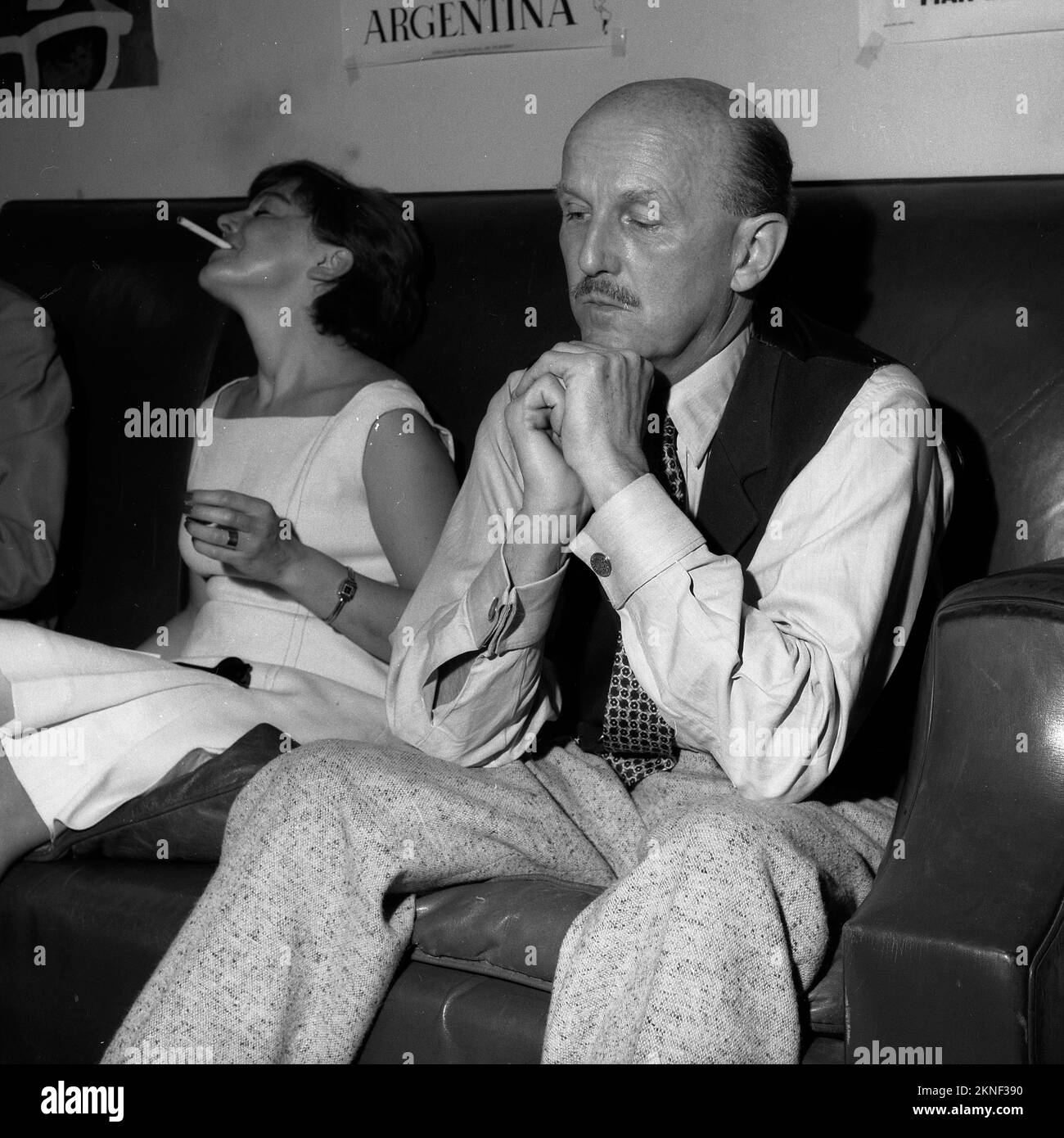 Michael Powell, britischer Produzent und Filmemacher von The Tales of Hoffmann, The Red Shoes, während einer Pressekonferenz beim Mar del Plata Film Festival, Argentinien, 1962. März Stockfoto