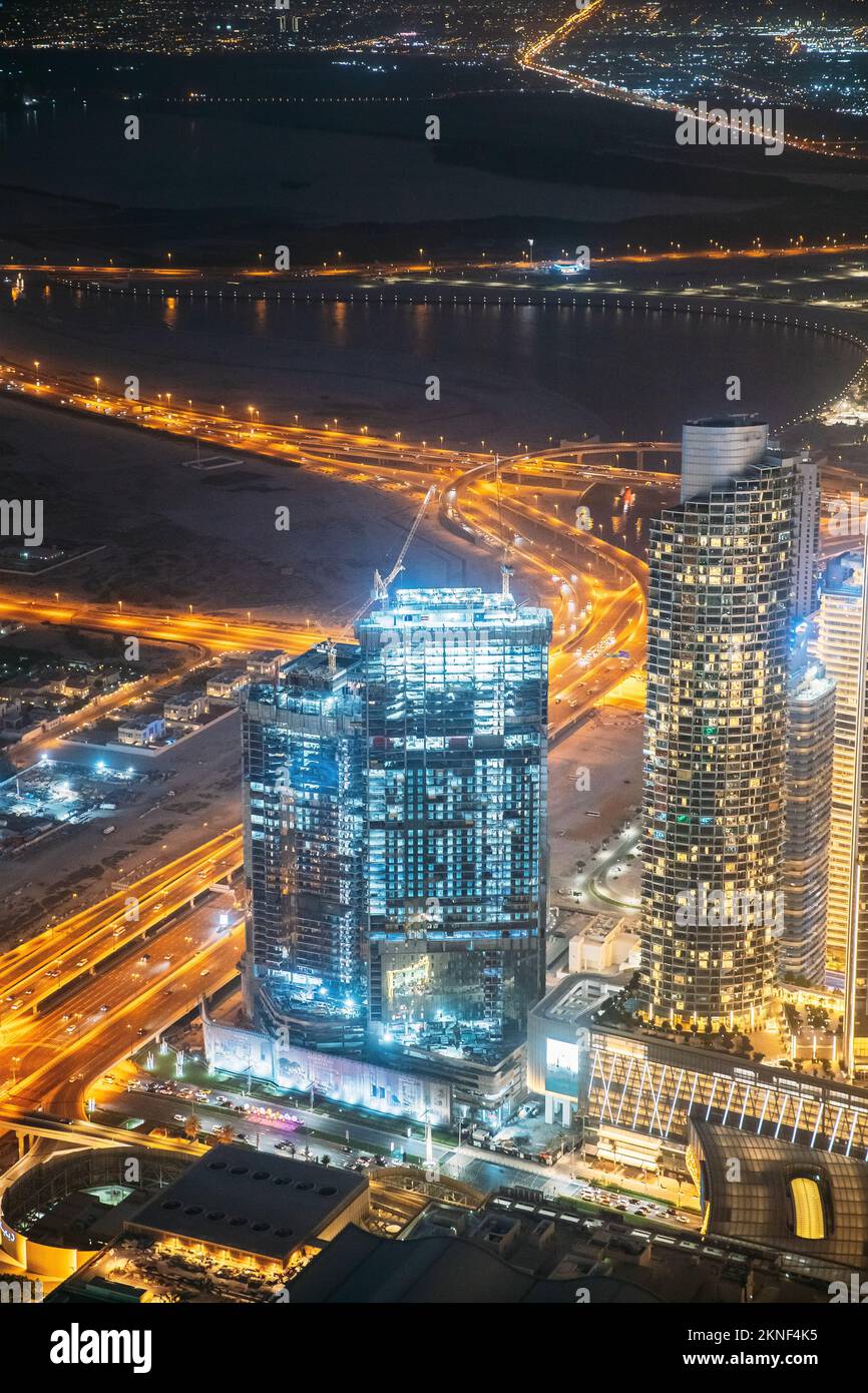 Luftaufnahme der abendlichen Beleuchtung szenischer Blick auf den Wolkenkratzer in Dubai. Nächtlicher Straßenverkehr in der Skyline von Dudai. Städtischer Hintergrund von Dubai, VAE Stockfoto