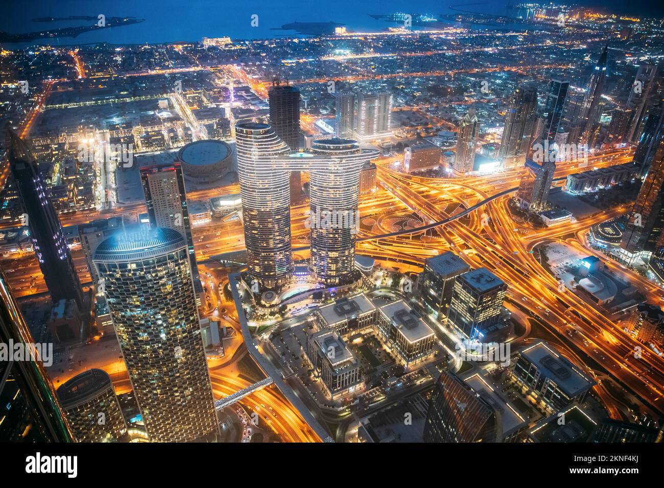 Blick auf die Skyline der Stadt bei Nacht. Nachtverkehr auf der Straße in Dubai. Das Hafengebiet und die Stadtlandschaft von Dubai im Sommer am Abend Stockfoto