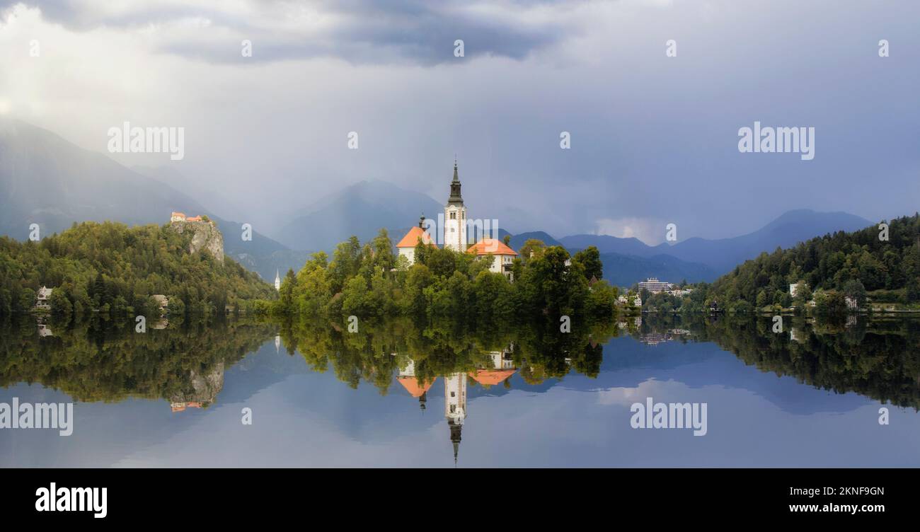 Eine malerische Aufnahme der Kirche auf der Insel Bled mit ihrer Reflexion auf der Oberfläche des Sees Bled Stockfoto