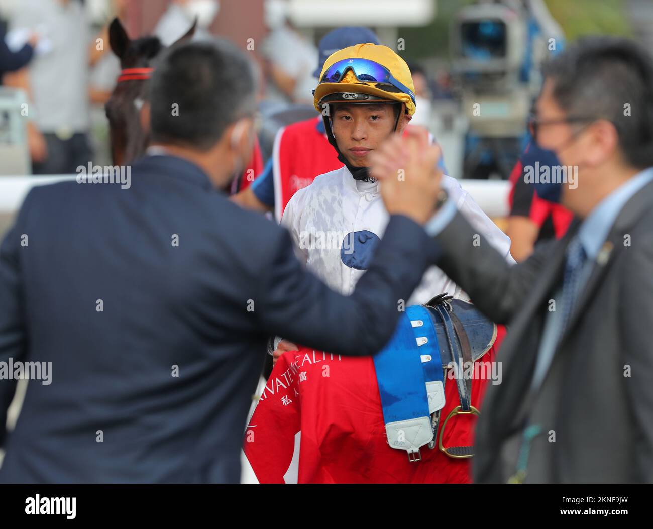 Rennen 7, GOLDEN SIXTY, unter Vincent Ho, gewann DIE BOCHK PRIVATE WEALTH JOCKEY CLUB MILE (Gruppe 2, 1600m) bei Sha Tin. Trainer Francis Lui Kin-wai (L) feierte seinen Sieg mit Besitzer Stanley Ho Ka-leung; Zuschauer ist Jockey Vincent Ho. 20NOV22 SCMP/Kenneth Chan. Stockfoto