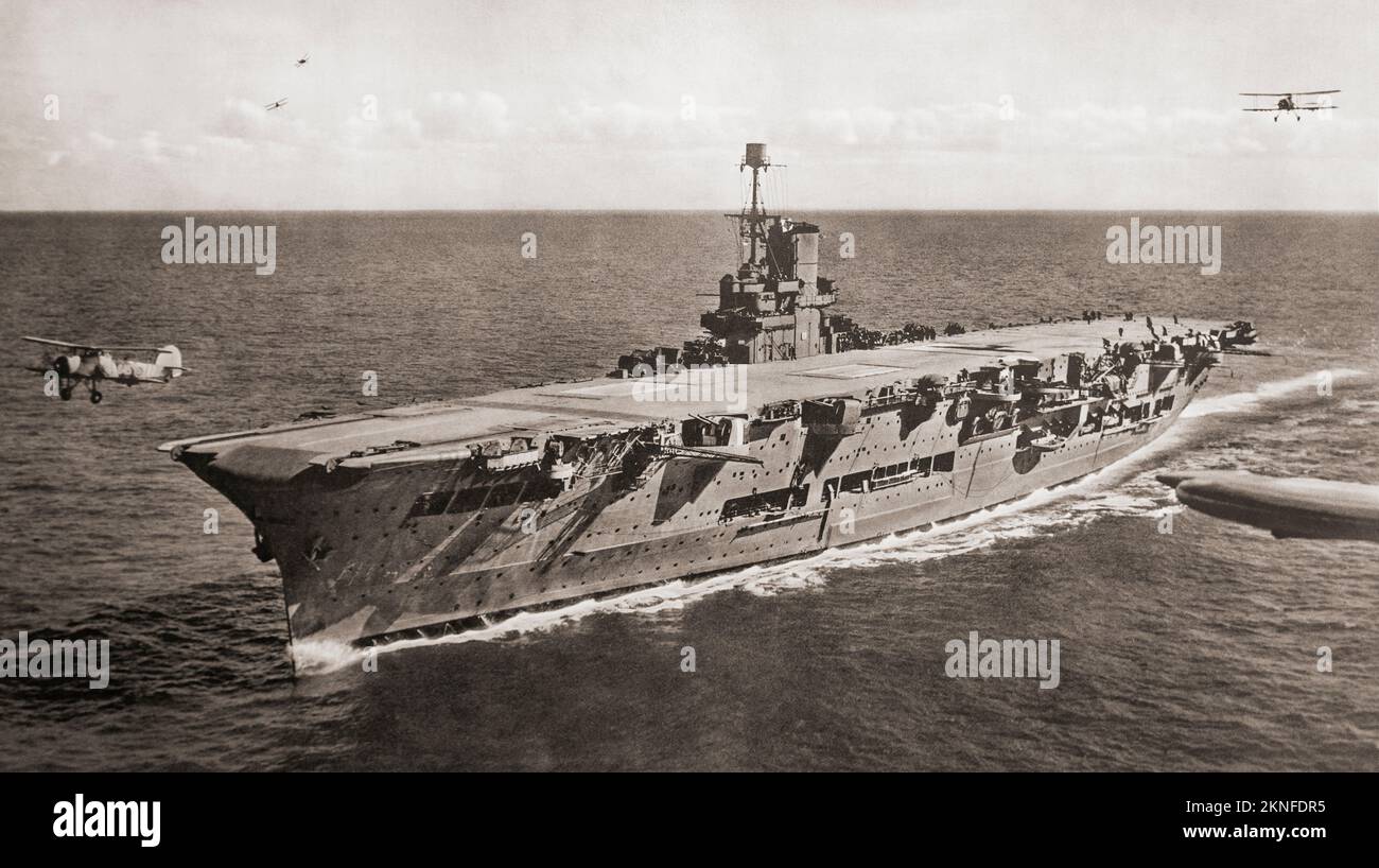 HMS Ark Royal (91), hier gesehen, wie sie mit ihrem Flugzeug trainiert - die Maschine auf der linken Seite ist gerade gestartet. Von British Warships of the Royal Navy, veröffentlicht 1940. Stockfoto