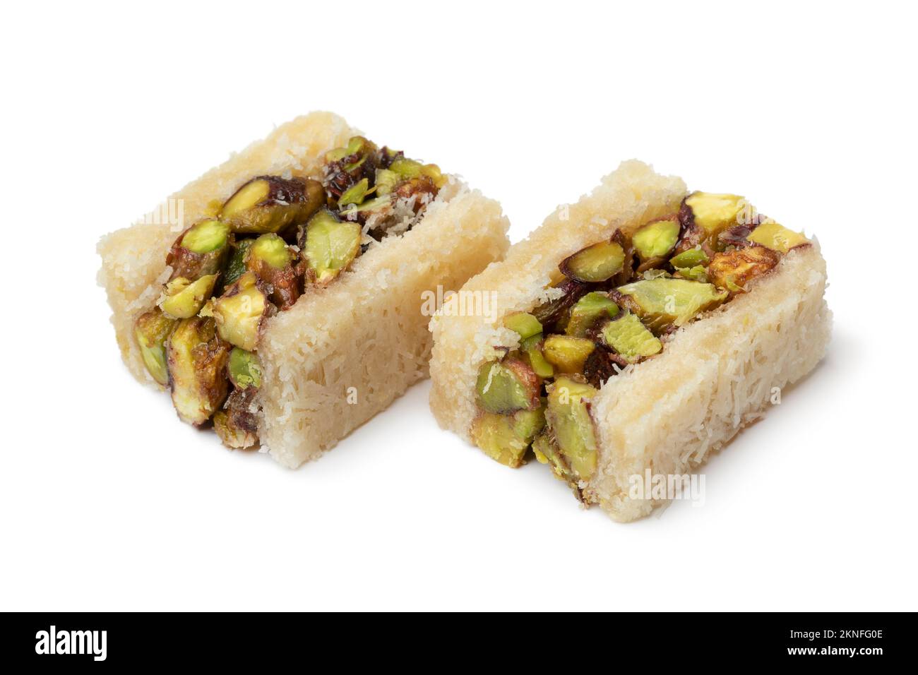Ein Paar traditioneller syrischer Kekse mit Pistazien, isoliert auf weißem Hintergrund Stockfoto