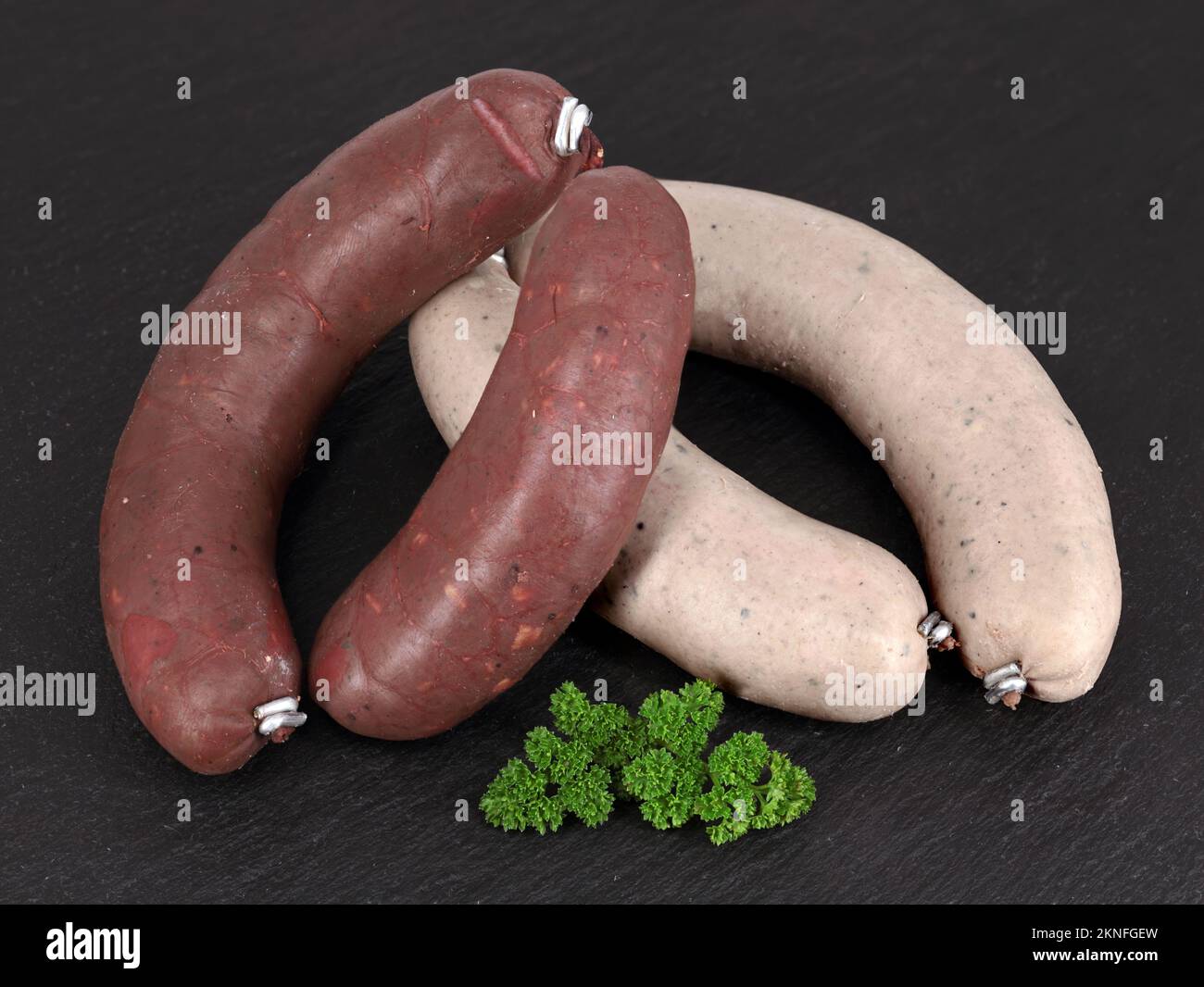 Blutwurst und Leberwurst auf schwarzem Schieferteller, köstliche Würste ...