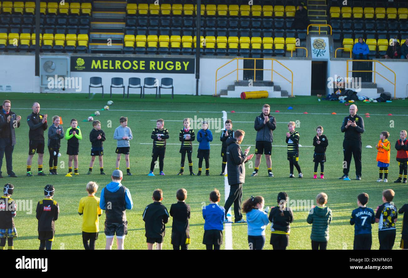 Melrose, Schottland, Großbritannien. 27.. November 2022 Melrose Rugby Club, Melrose, Schottland. Großbritannien nach der traurigen Nachricht des Todes von Doddle Weir, ehemaliger schottischer Rugbyspieler und Aktivisten für Spendenaktionen und eine Heilung für die Motor Neurone Krankheit, wurde der Tod der WHO gestern angekündigt. Die Szene in seinem örtlichen Club Melrose Rugby Club, wo Jugendliche sich am Sonntagmorgen beim Rugby-Training für einen kurzen Applaus versammelten, gefolgt von einem Zusammentreffen und Gesang von ÔDoddleÕ in einem emotionalen Moment für den Club. Kredit: phil wilkinson/Alamy Live News Stockfoto