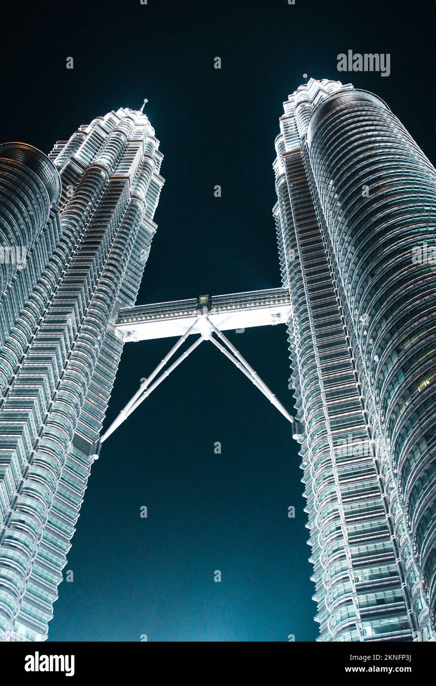 Ein kleiner vertikaler Winkel der Petronas Towers in Kuala Lumpur Stockfoto