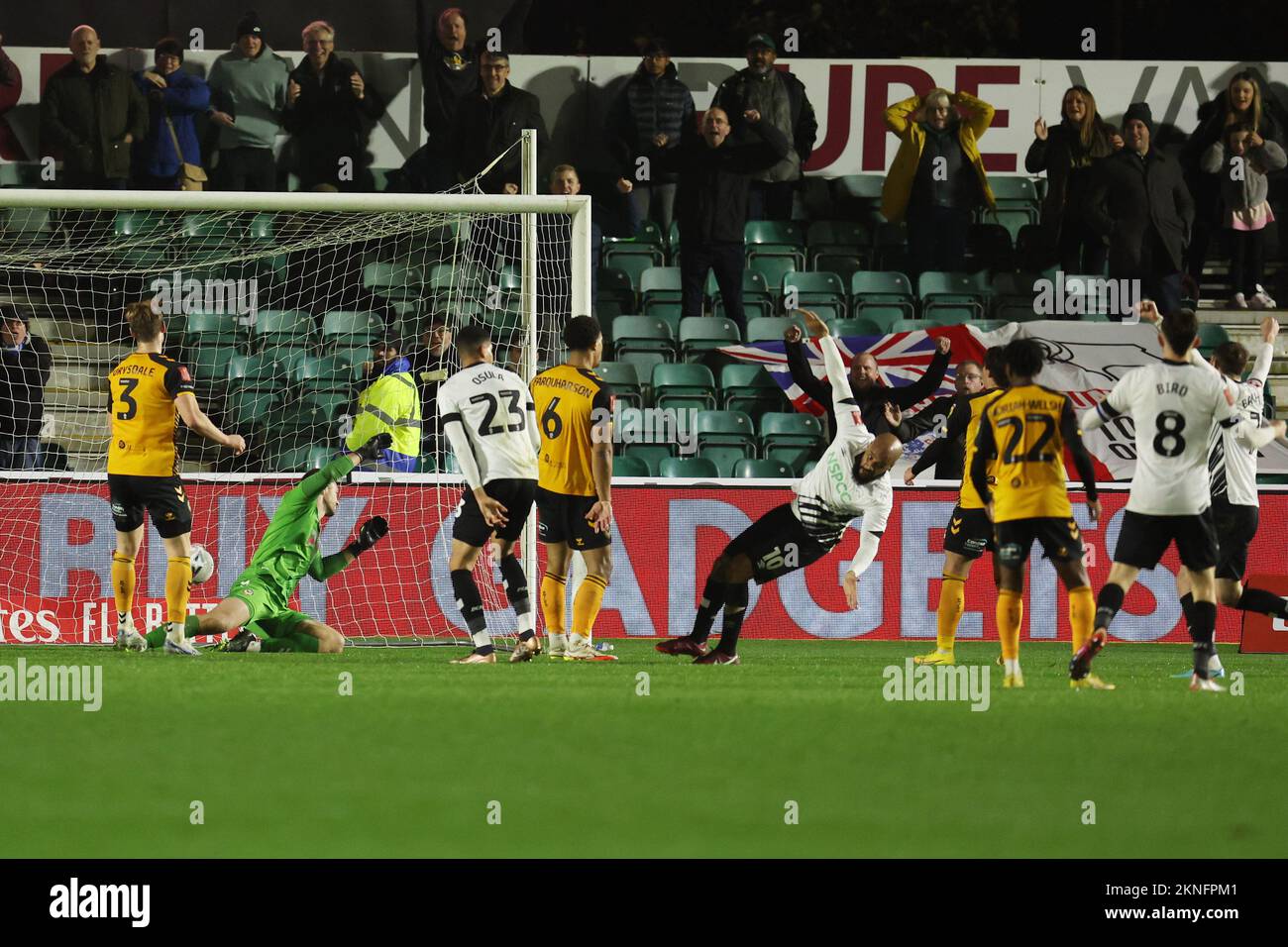 Newport, Großbritannien. 27.. November 2022. David McGoldrick von Derby County (10) erzielt sein Team 2. Tor. Emirates FA Cup, 2. Runde Spiel, Newport County gegen Derby County bei der Rodney Parade in Newport, Wales, Sonntag, 27.. November 2022. Dieses Bild darf nur zu redaktionellen Zwecken verwendet werden. Nur redaktionelle Verwendung, Lizenz für kommerzielle Verwendung erforderlich. Bild von Andrew Orchard/Andrew Orchard Sportfotografie/Alamy Live News Kredit: Andrew Orchard Sportfotografie/Alamy Live News Stockfoto