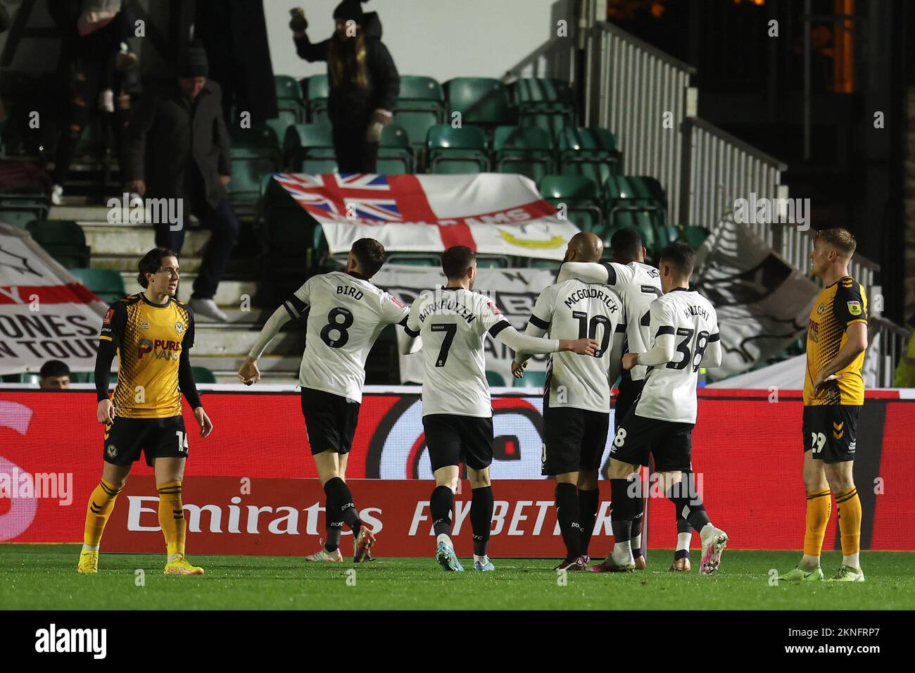 Newport, Großbritannien. 27.. November 2022. David McGoldrick aus Derby County (10) feiert mit seinen Teamkollegen, nachdem er sein Team 2. Tor erzielt hat. Emirates FA Cup, 2. Runde Spiel, Newport County gegen Derby County bei der Rodney Parade in Newport, Wales, Sonntag, 27.. November 2022. Dieses Bild darf nur zu redaktionellen Zwecken verwendet werden. Nur redaktionelle Verwendung, Lizenz für kommerzielle Verwendung erforderlich. Bild von Andrew Orchard/Andrew Orchard Sportfotografie/Alamy Live News Kredit: Andrew Orchard Sportfotografie/Alamy Live News Stockfoto