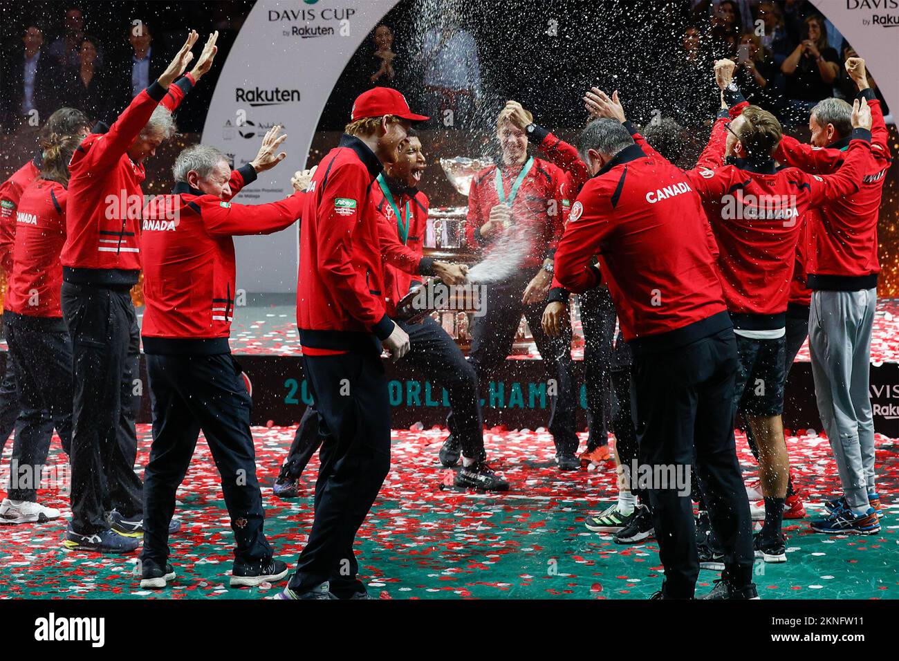 Malaga, Spanien, 27..11,2022. Team Canada, feiern Sie am Sonntag, den 27. November 2022, bei den Davis Cup Finals Australia gegen Canada in Malaga © Juergen Hasenkopf / Alamy Live News Stockfoto