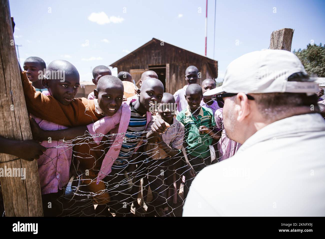 Mount Elgon, Kenia - 01.25.2017: Kinder aus armen Familien lächeln in zerrissener Kleidung. Ein Missionarsteam kam, um Obdachlosen zu helfen. Stockfoto