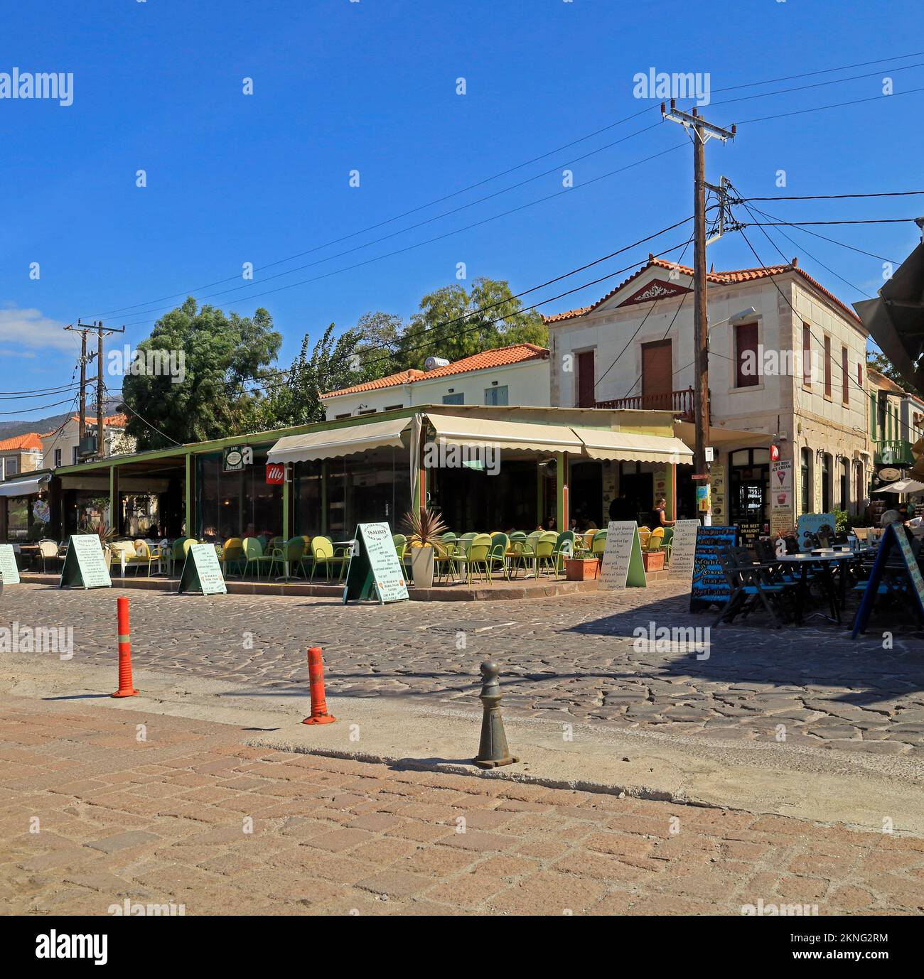 Cafes und Tavernen auf dem zentralen Platz, Petra, Lesbos, September/Oktober 2022. Stockfoto