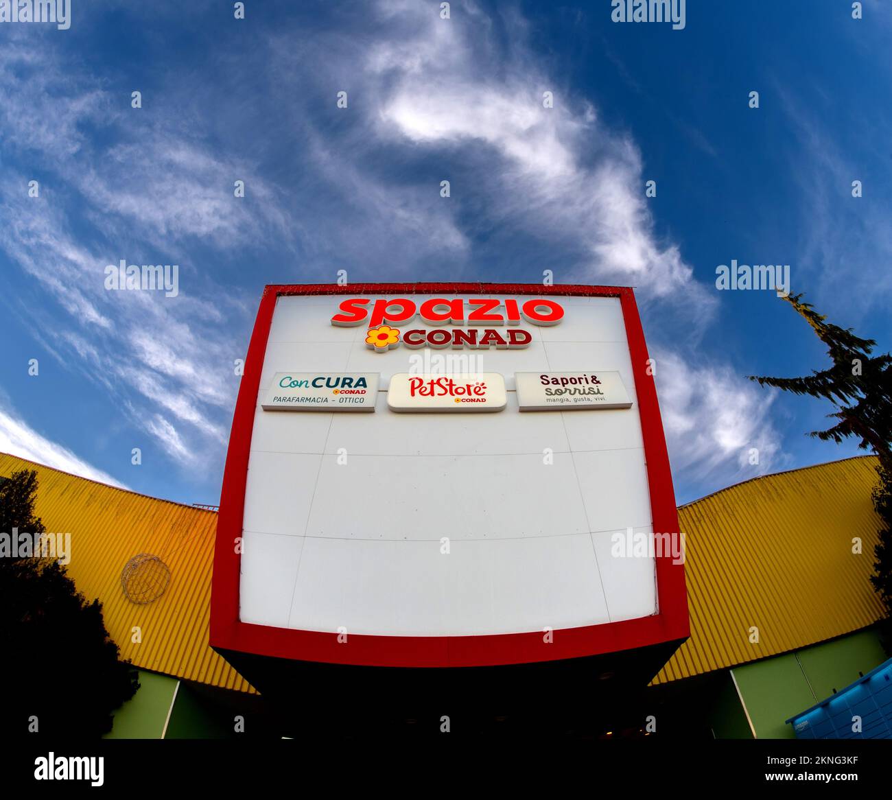 Cuneo, Italien - 18. November 2022: Spazio Conad-Schild mit den Logos Petstore, Sapori e Sorrisi, Conad und Con Cura im italienischen Einkaufszentrum Grande Cuneo on Stockfoto