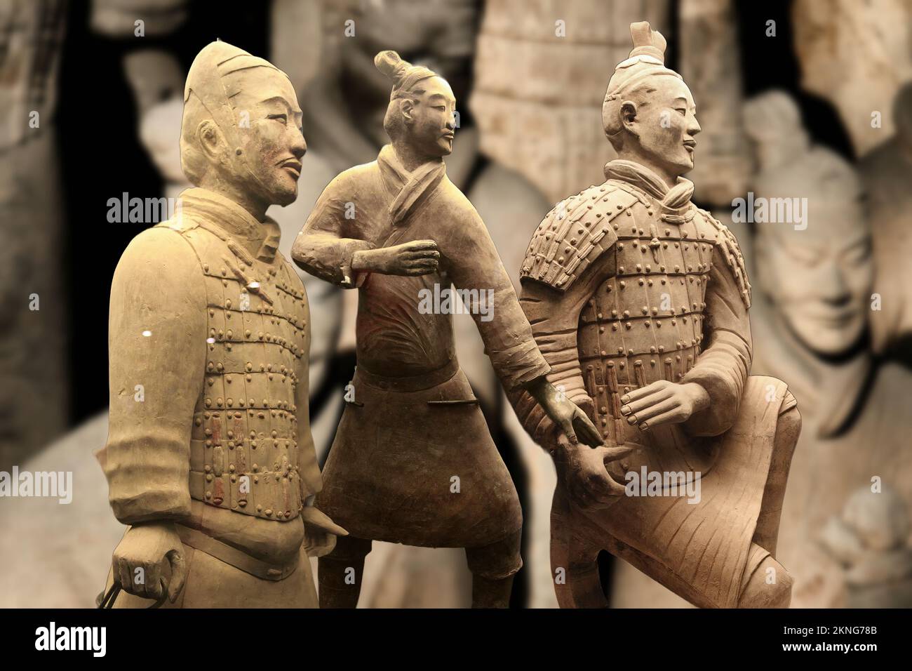 Die Terrakotta-Armee ist eine Reihe von Statuen, die im Mausoleum des ersten Qin-Imperators in der Stadt Xi'an in China aufgestellt sind. Stockfoto