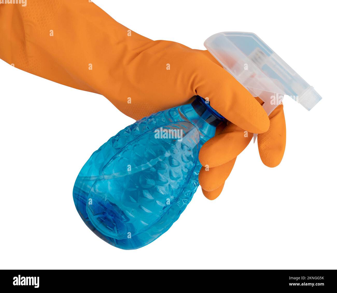Hand in orangefarbener Schutzhandschuh mit Sprühflasche mit Desinfektionsmittel auf weißem Hintergrund, Desinfektions- oder Hygienekonzept bei Coronavirus-Ausbruch, c Stockfoto