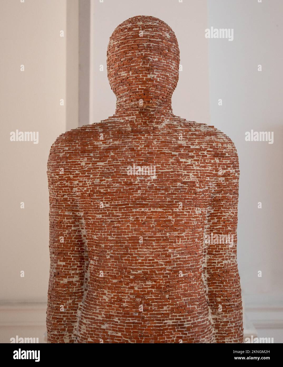 Ein vertikales Bild der Maquette für die Brick man Skulptur von Anthony Gormley in der Leeds Art Gallery Stockfoto