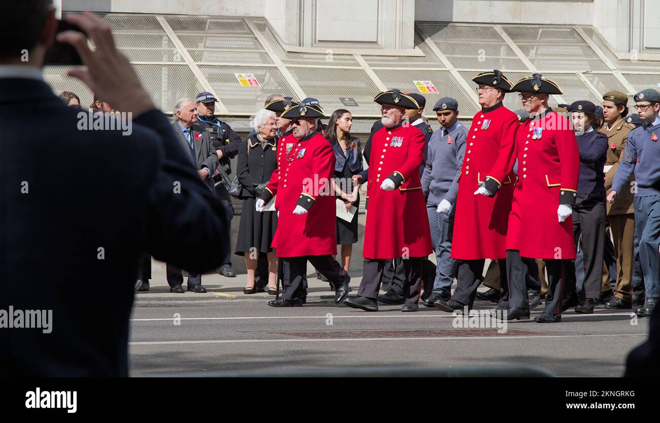 Chelsea Pensioners in Red Coats und Tricorne Hats marschieren am ANZAC Day in Whitehall, London, Großbritannien vorbei am Cenotaph Stockfoto