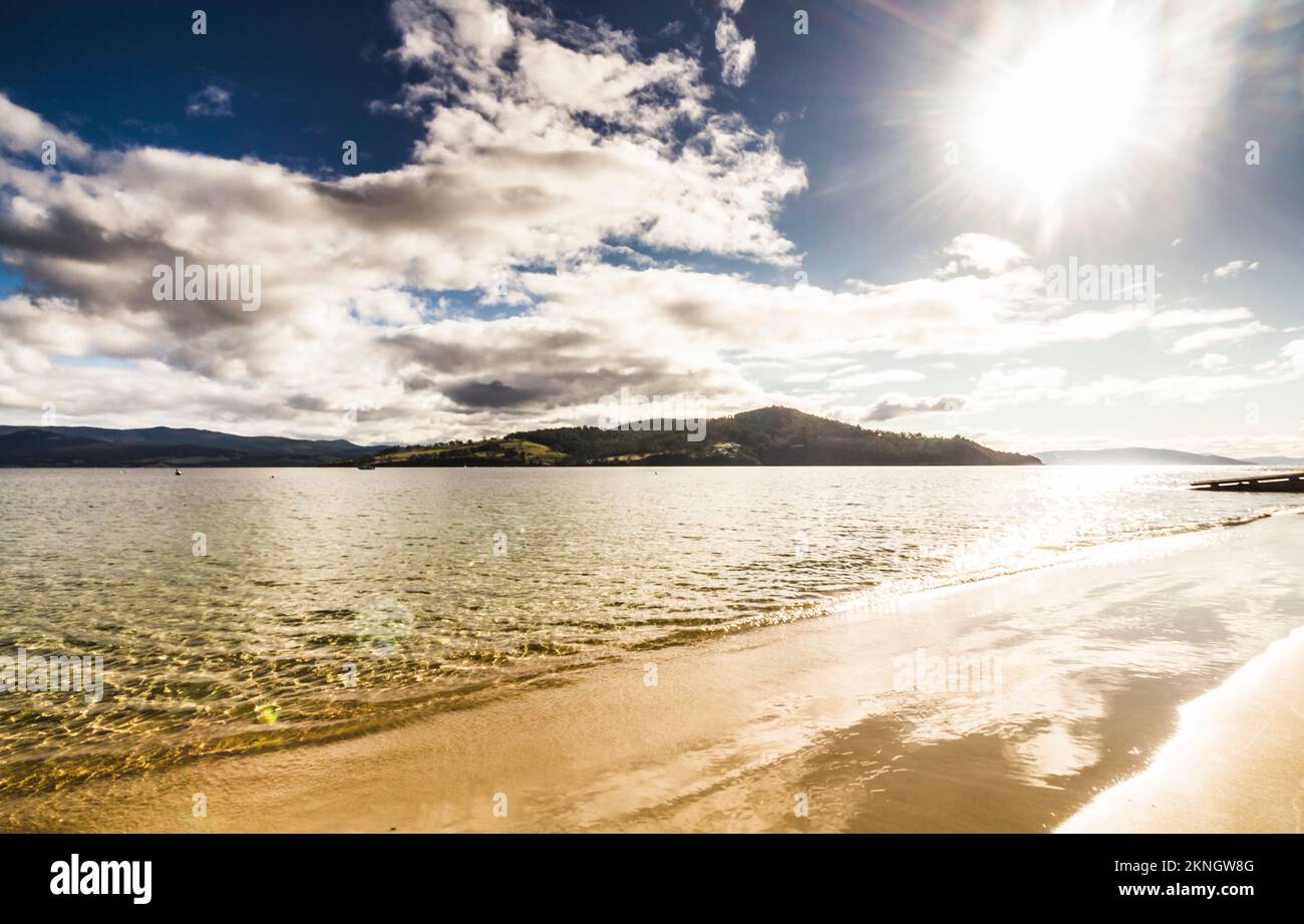 Schöner landschaftlicher Blick auf die sonnendurchfluteten nördlichen Strände auf Bruny Island an der Südostküste Tasmaniens. Dennes Point, Australien Stockfoto