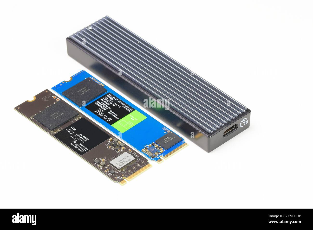 SSD m.2, NVMe-Installation auf m2-zu-usb-Typ-C-Gehäuse für die Konvertierung von m2-zu-USB-Schnittstelle isoliert auf weißem Hintergrund Stockfoto