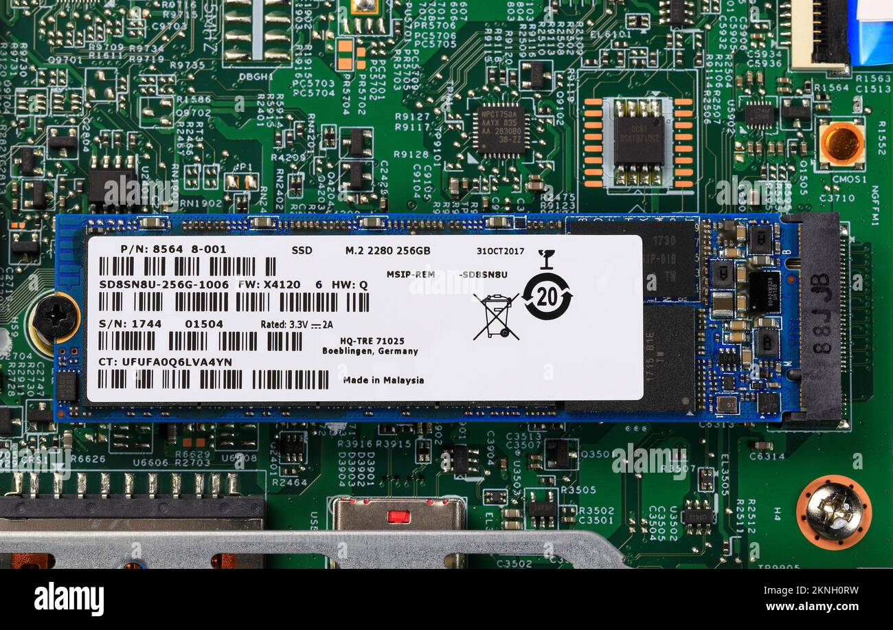 Die blaue SSD-PCle NVMe M.2 auf grünem Hintergrund der Hauptplatine Stockfoto