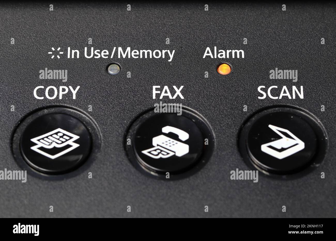 Nahaufnahme des Multifunktions-Faxgeräts oder der Faxtastatur mit gelber Alarmlampe. Stockfoto