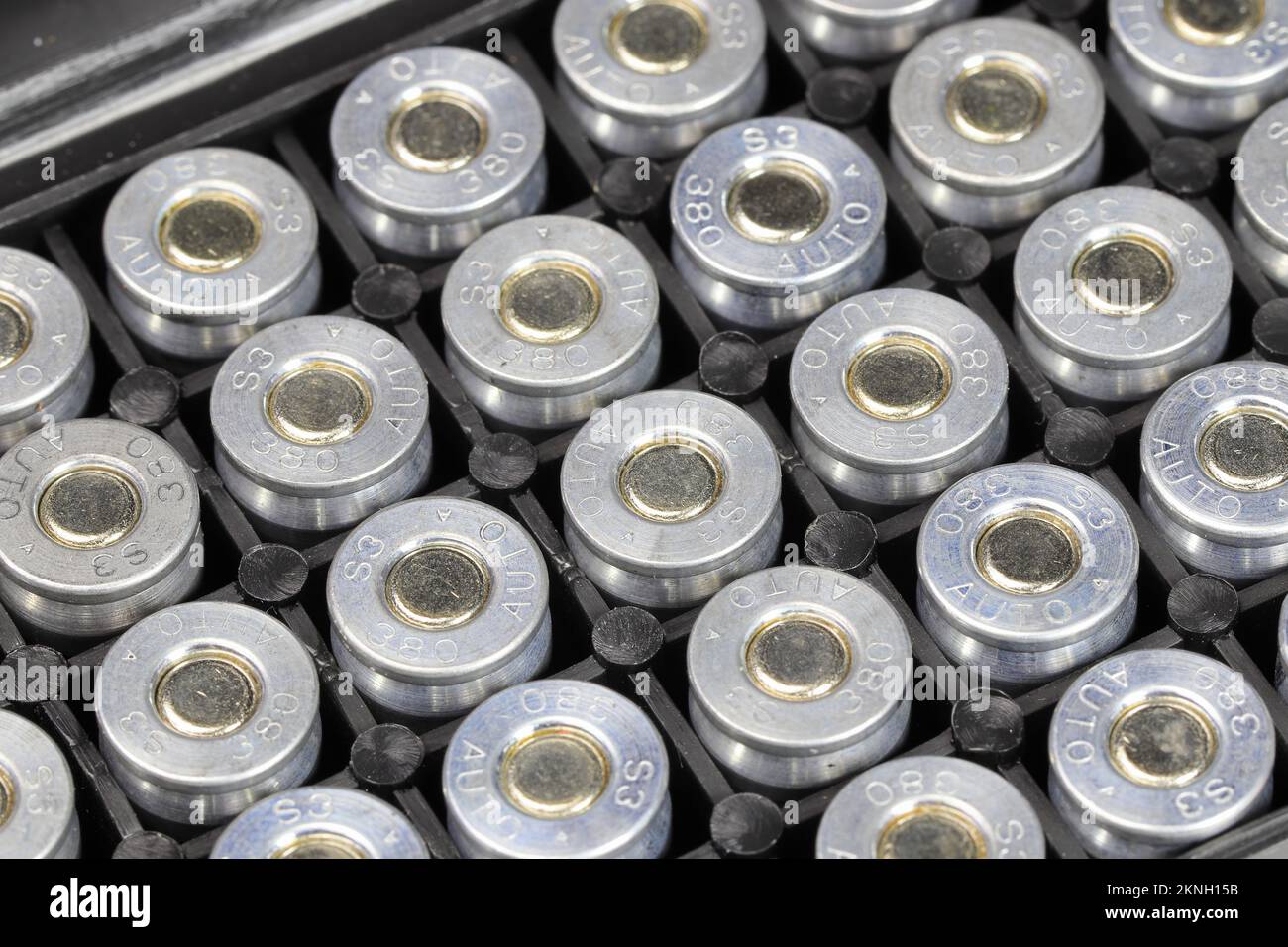 .380 Auto-S3-Munition-Patronen in einem Plastikkastenhintergrund Stockfoto .380 Auto-S3-Munition-Patronen in einem Plastikkastenhintergrund Stockfoto