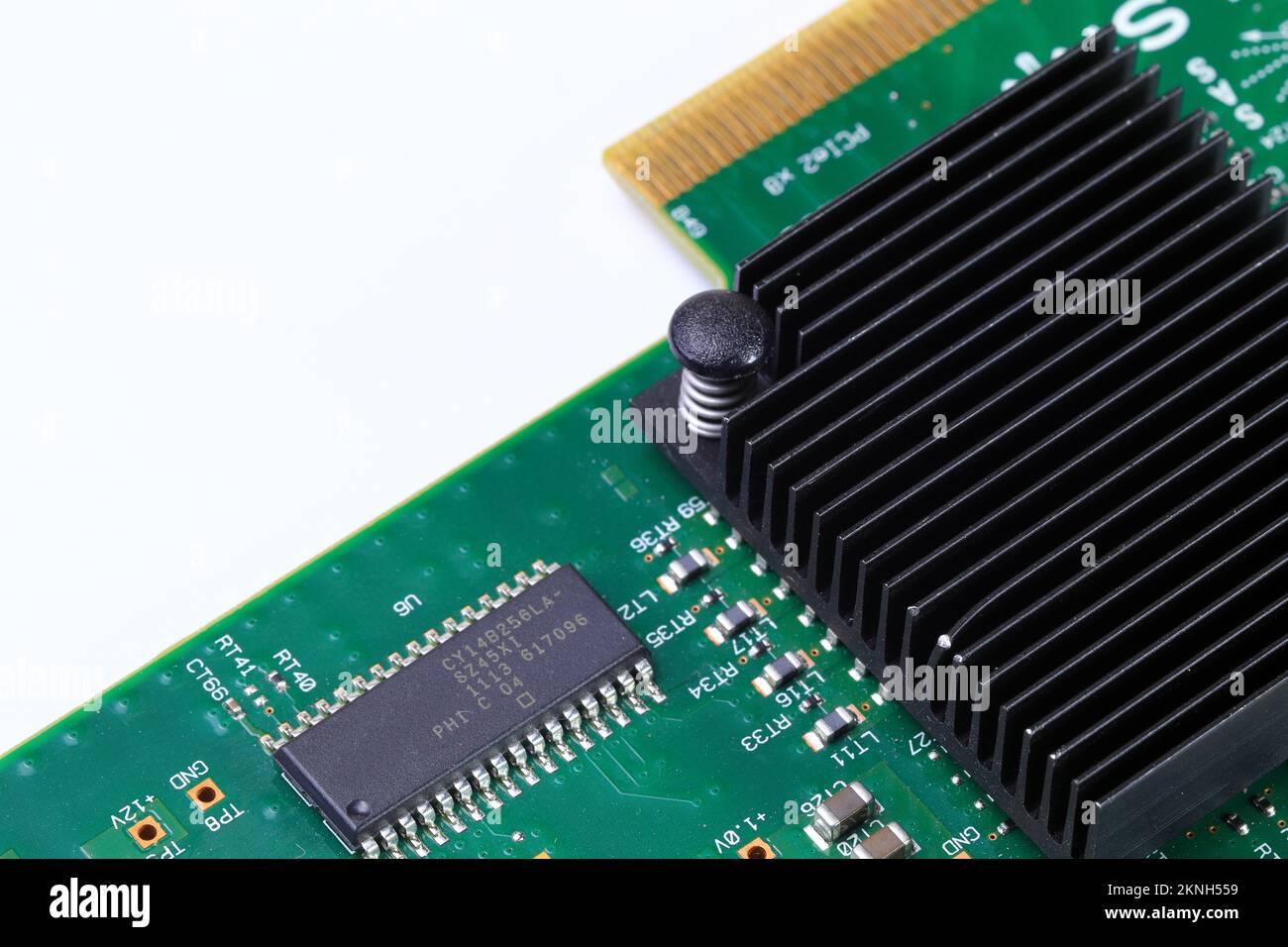 Schwarzer Aluminium-Kühlkörper auf Elektronik oder Computerplatine, Nahaufnahme. Stockfoto