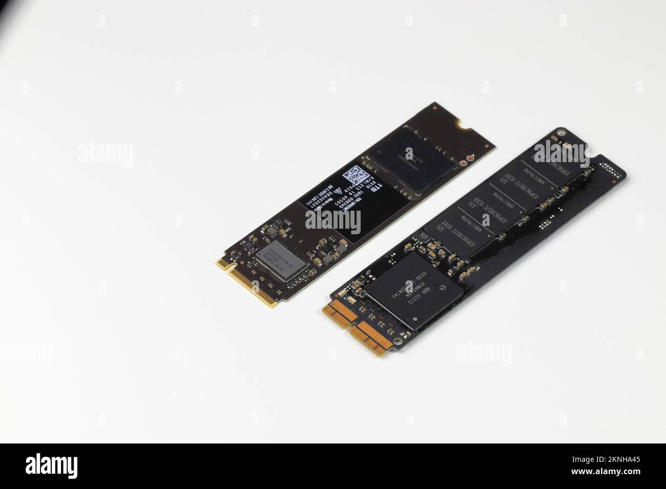 Solid-State-Laufwerke für Computer M.2 NVME PCIe und Apple proprietäre 12- und 16-polige NVME-Anschlüsse isoliert auf weißem Hintergrund. Stockfoto