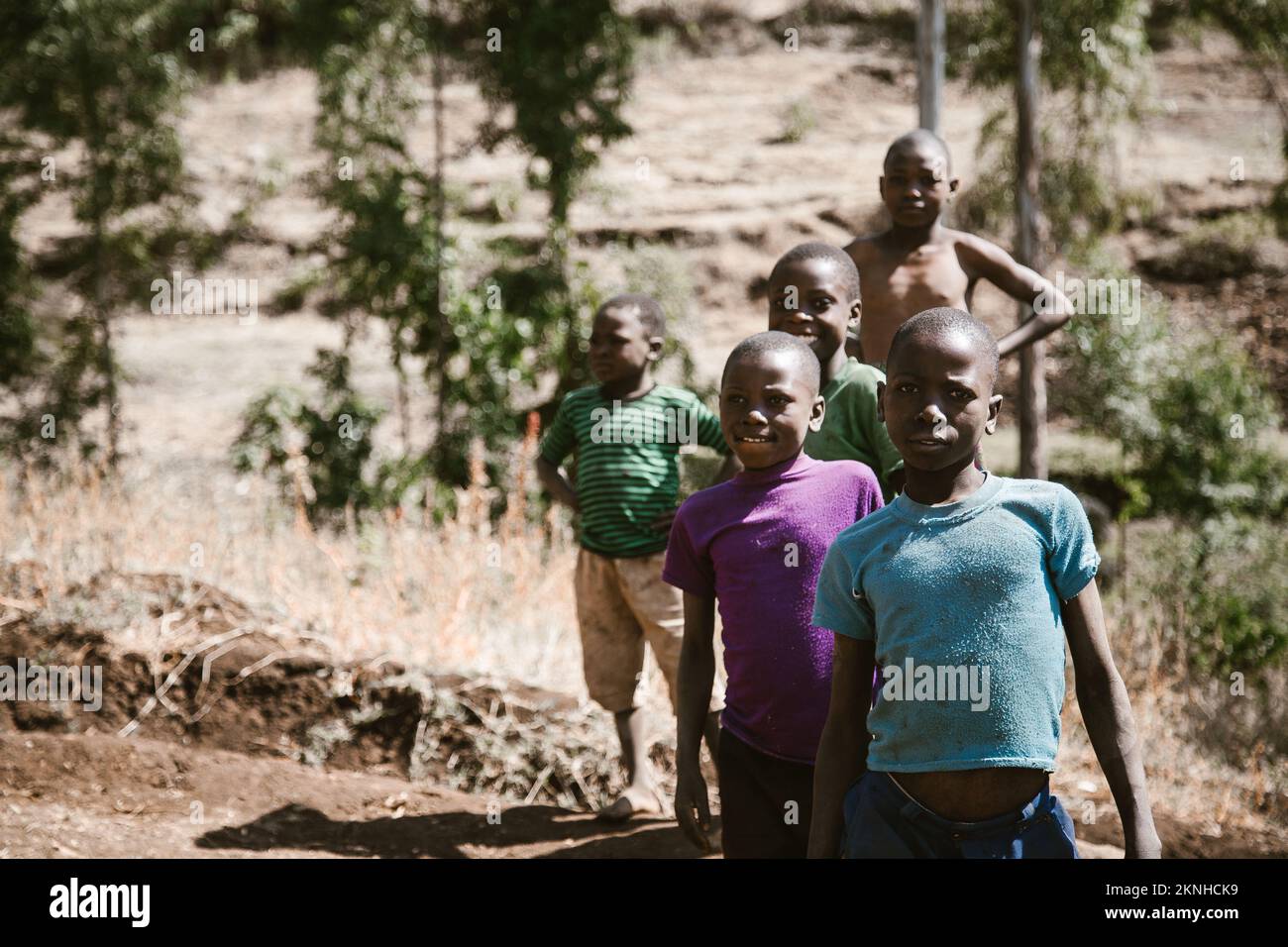 Mount Elgon, Kenia - 01.25.2017: Kinder aus armen Familien lächeln in zerrissener Kleidung. Ein Missionarsteam kam, um Obdachlosen zu helfen. Stockfoto