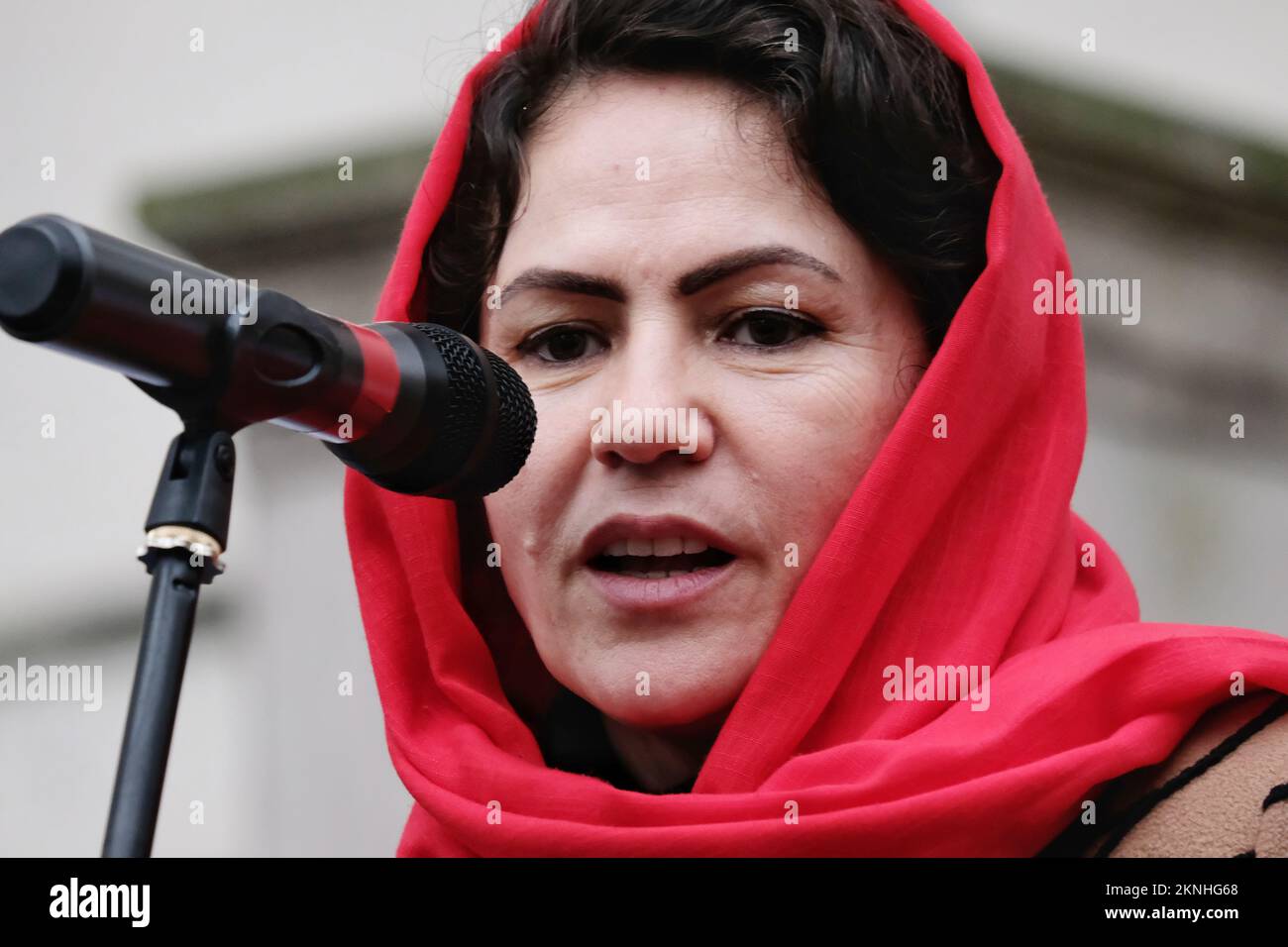 London, Großbritannien. 27.. November 2022. Die Frauenrechtsaktivistin und afghanische Politikerin Fawzia Koofi spricht bei einer Kundgebung in Whitehall. Der marsch und die Kundgebung für Afghanistan in Westminster zielten darauf ab, den Schwerpunkt wieder auf die sich nach dem Abzug westlicher Truppen aus dem Land und der anschließenden Rückkehr der Taliban rasch verschlechternden Rechte und Freiheiten von Frauen und Mädchen in der Nation zu lenken. Kredit: Elfte Stunde Fotografie/Alamy Live News Stockfoto