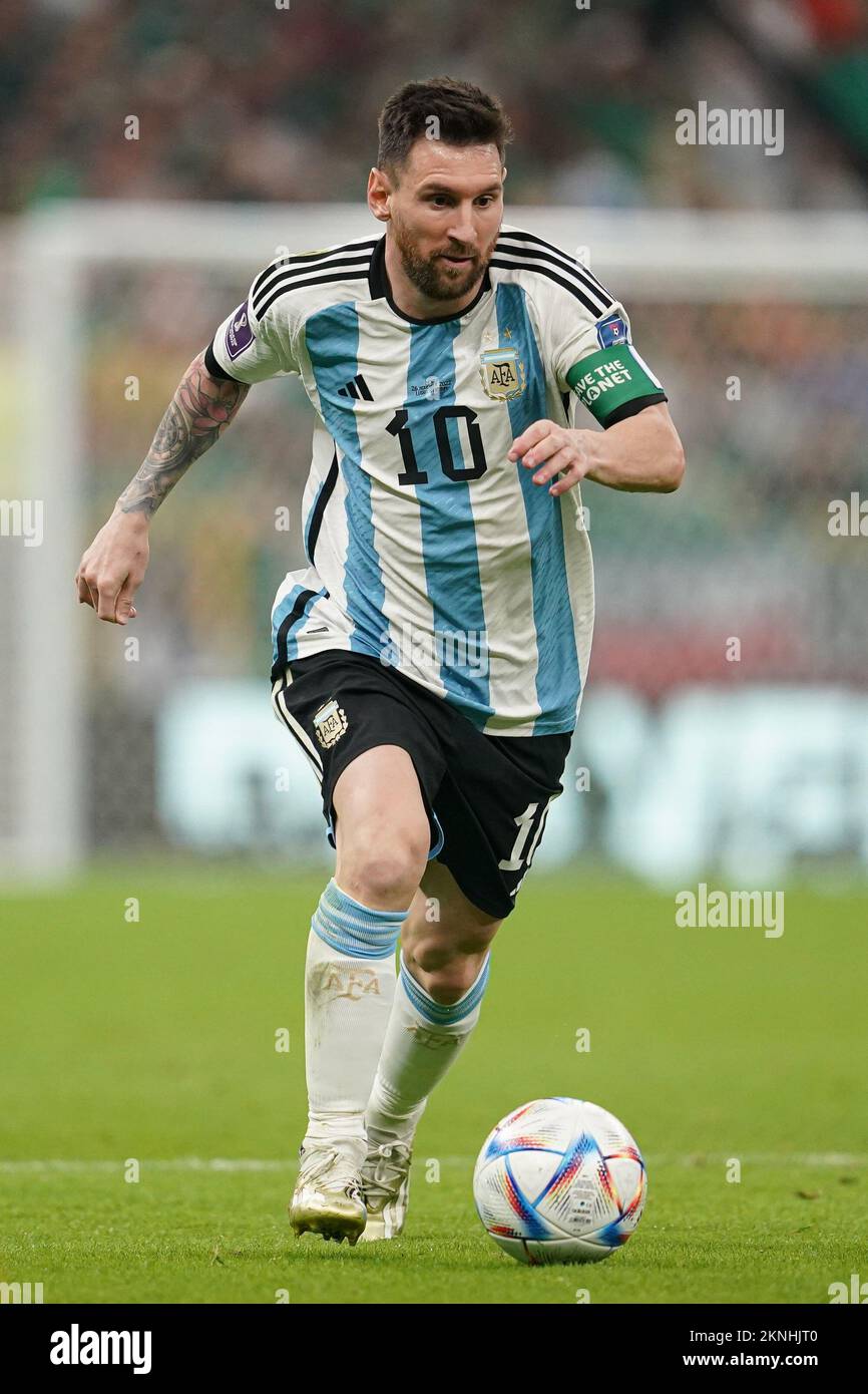 LUSAIL, KATAR - 26. NOVEMBER: Spieler Argentiniens Lionel Messi steuert den Ball während des FIFA Weltmeisterschafts-2022 C-Spiels der Gruppe C zwischen Argentinien und Mexiko am 26. November 2022 in Lusail, Katar. (Foto: Florencia Tan Jun/PxImages) Stockfoto